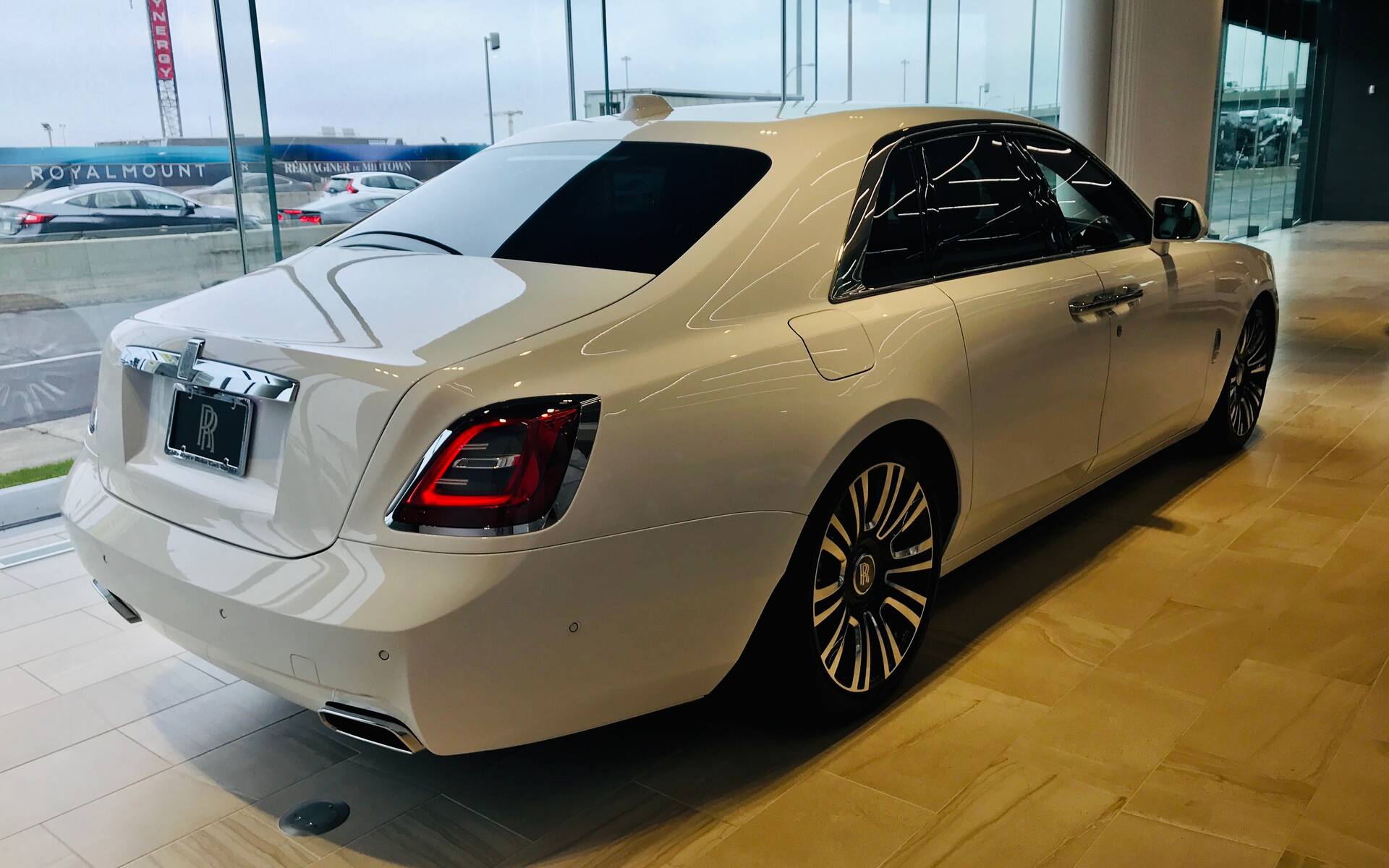 <p>Rolls-Royce Ghost 2021</p>