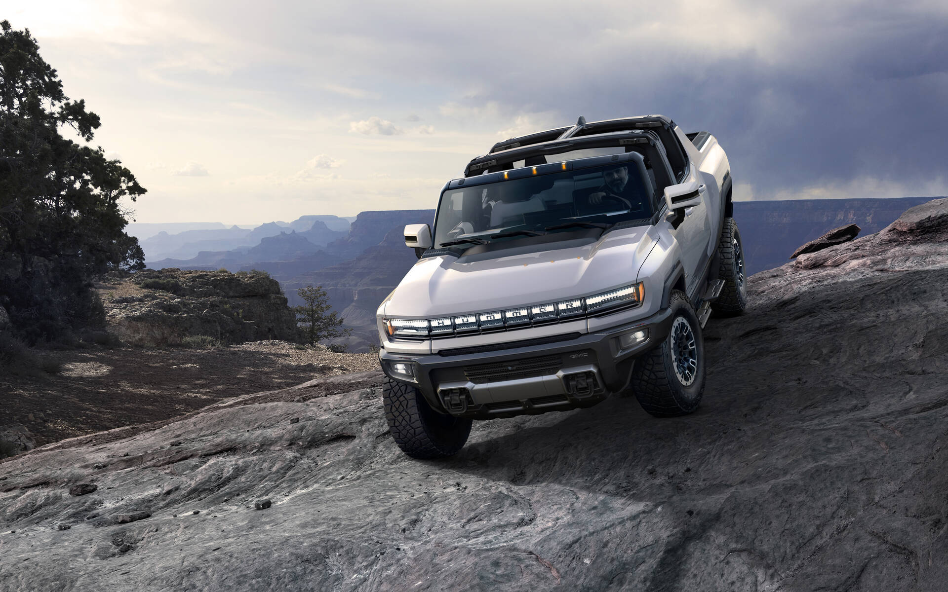 2022 GMC Hummer EV Debuts With 1 000 Hp 560 Km of Range The Car