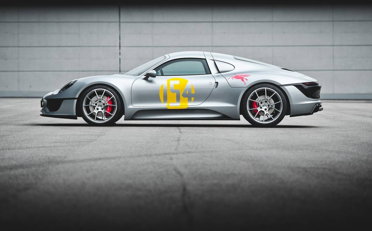 <p>Porsche Le Mans Living Legend - 2016</p>