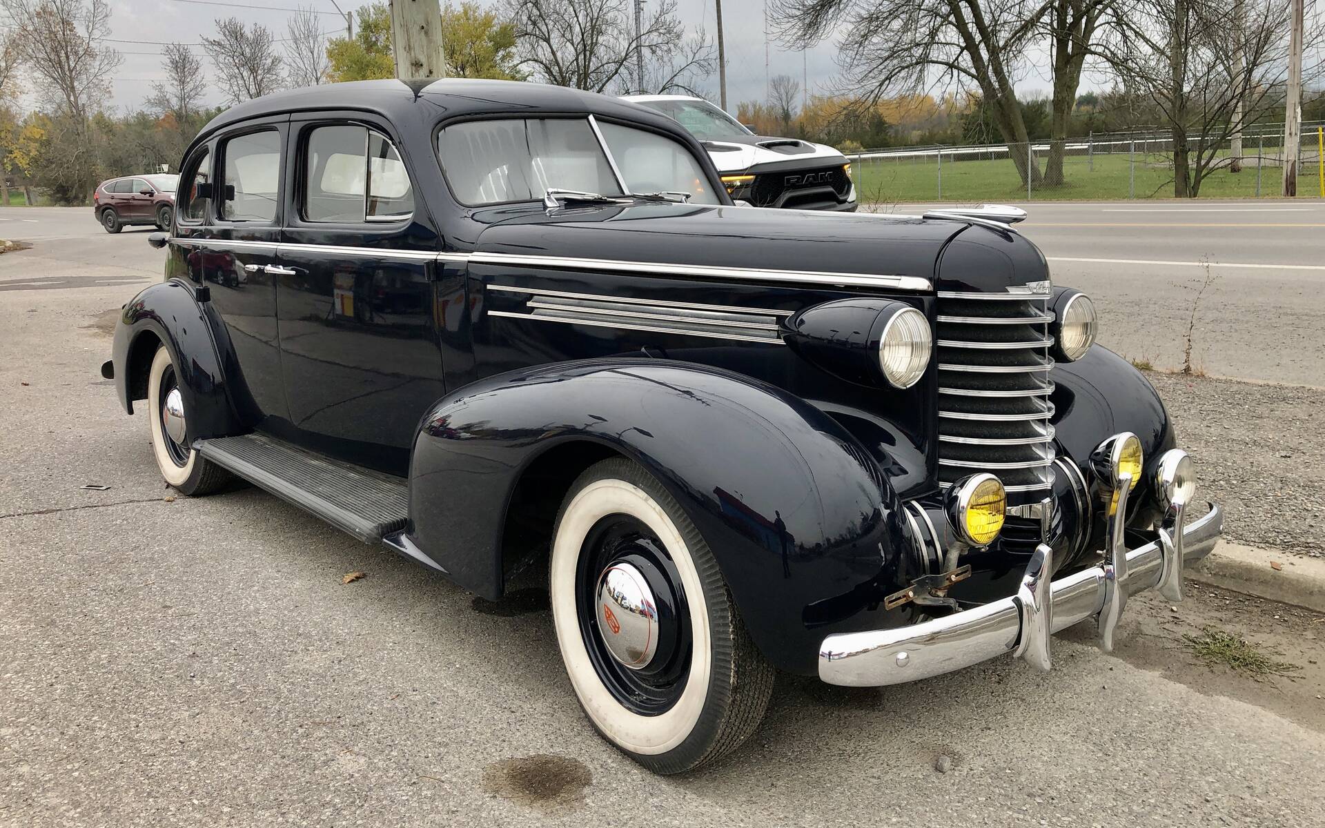 <p>Oldsmobile 1937</p>