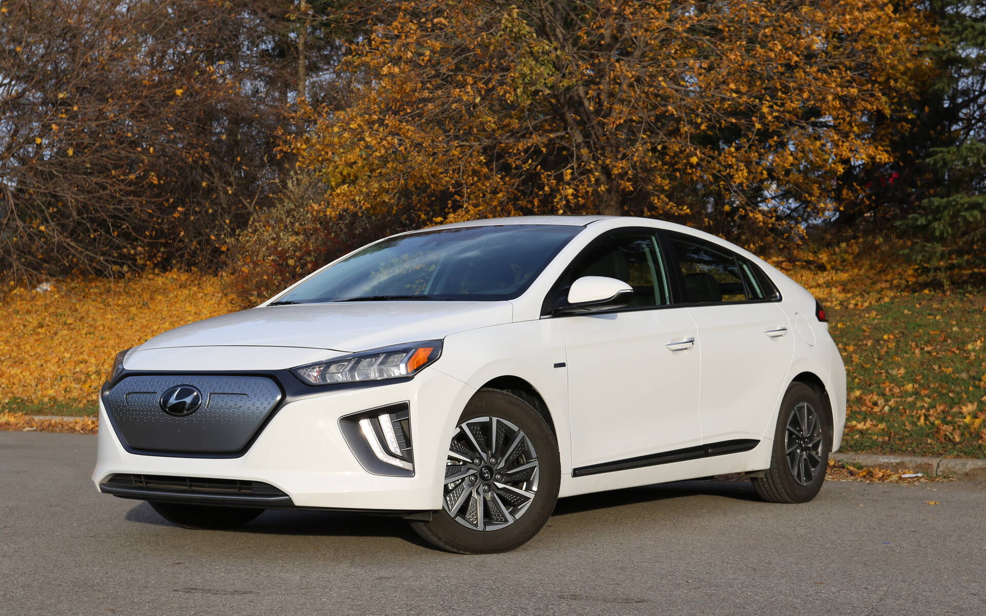 https://i.gaw.to/content/photos/45/05/450503-hyundai-ioniq-2020-on-l-oublie-souvent.jpeg