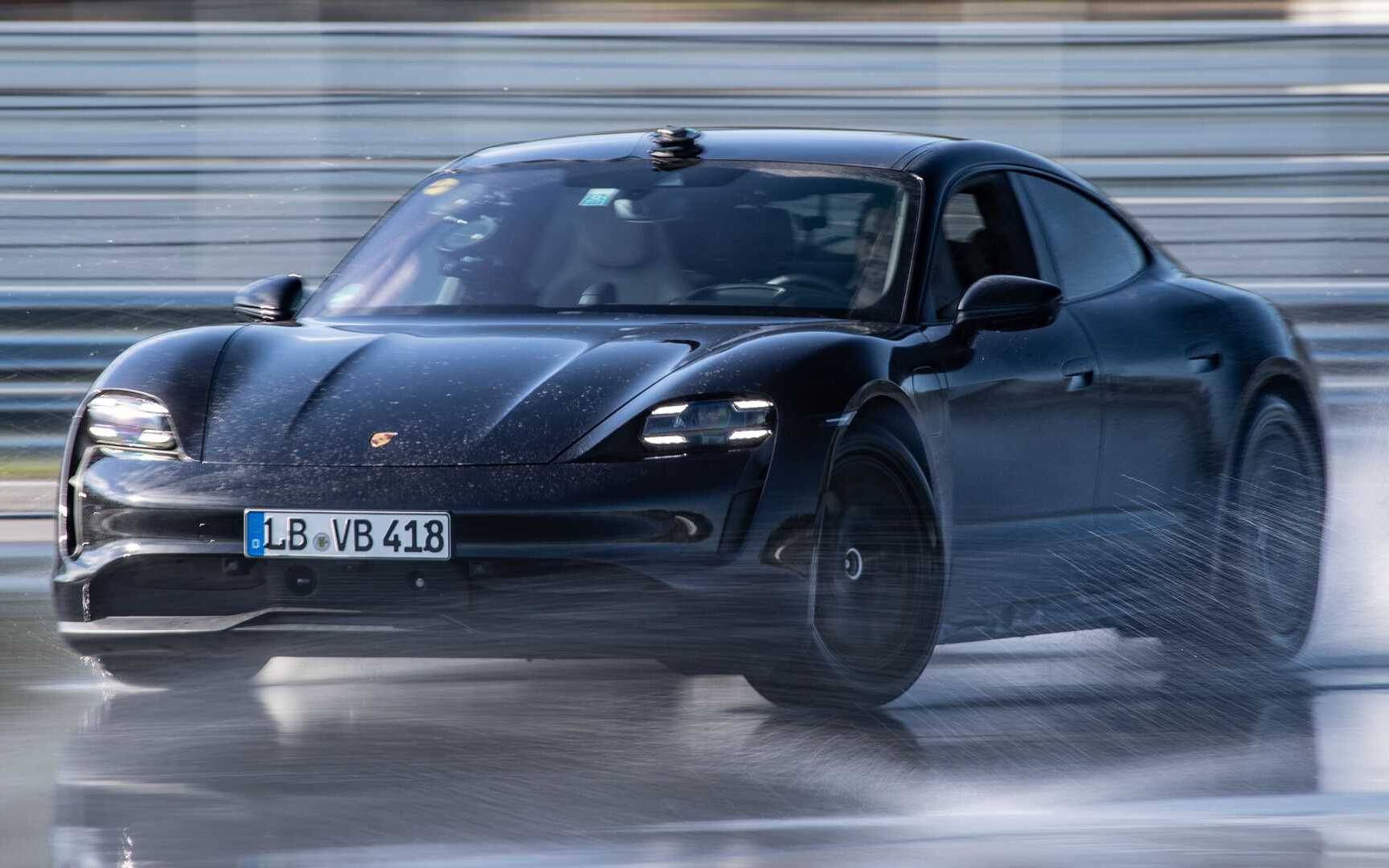 En vidéo : la Porsche Taycan dérape sur 42 km pour un record Guinness -  Guide Auto