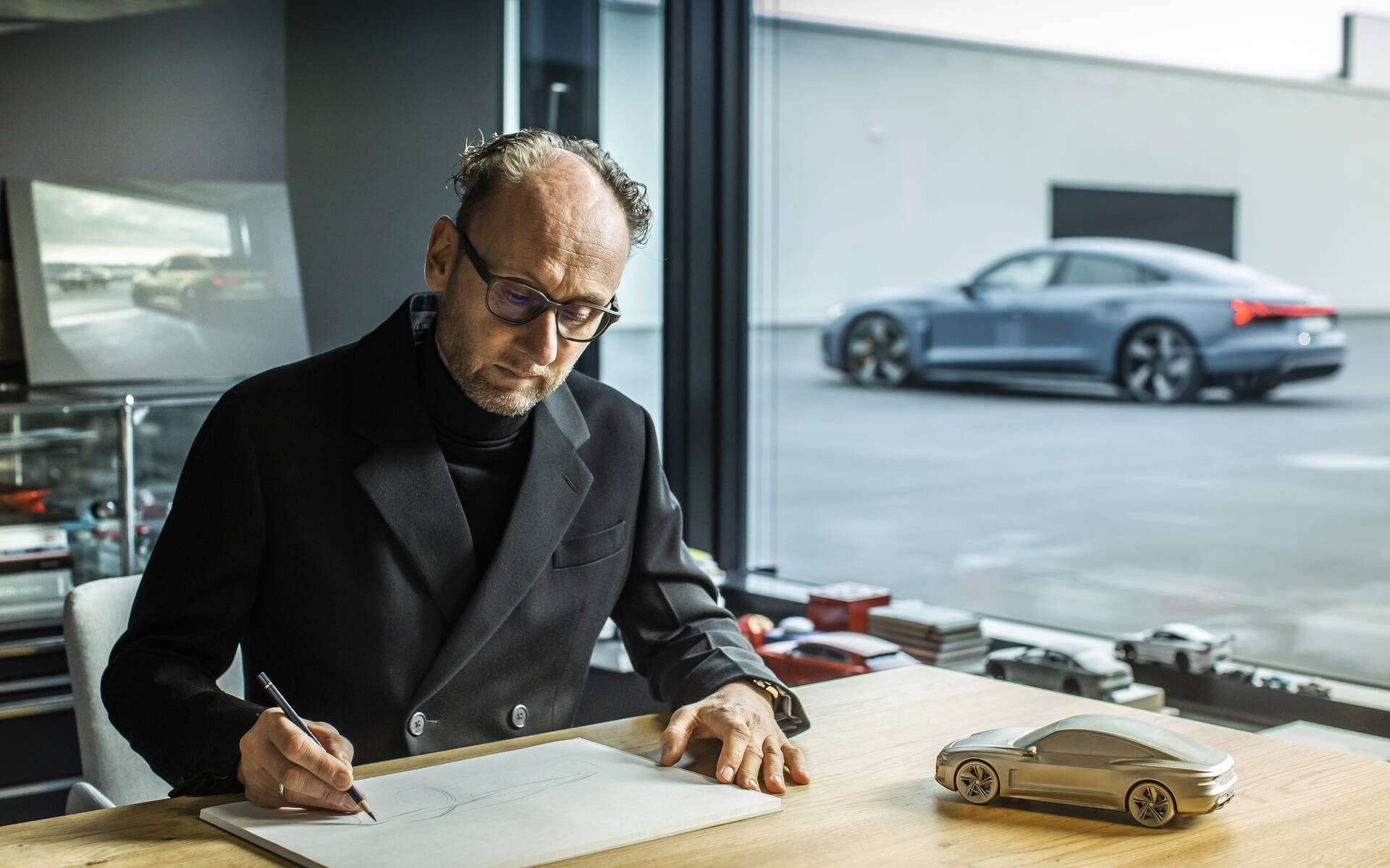 <p>Marc Lichte, chef du design Audi et la Audi e-tron GT 2021</p>