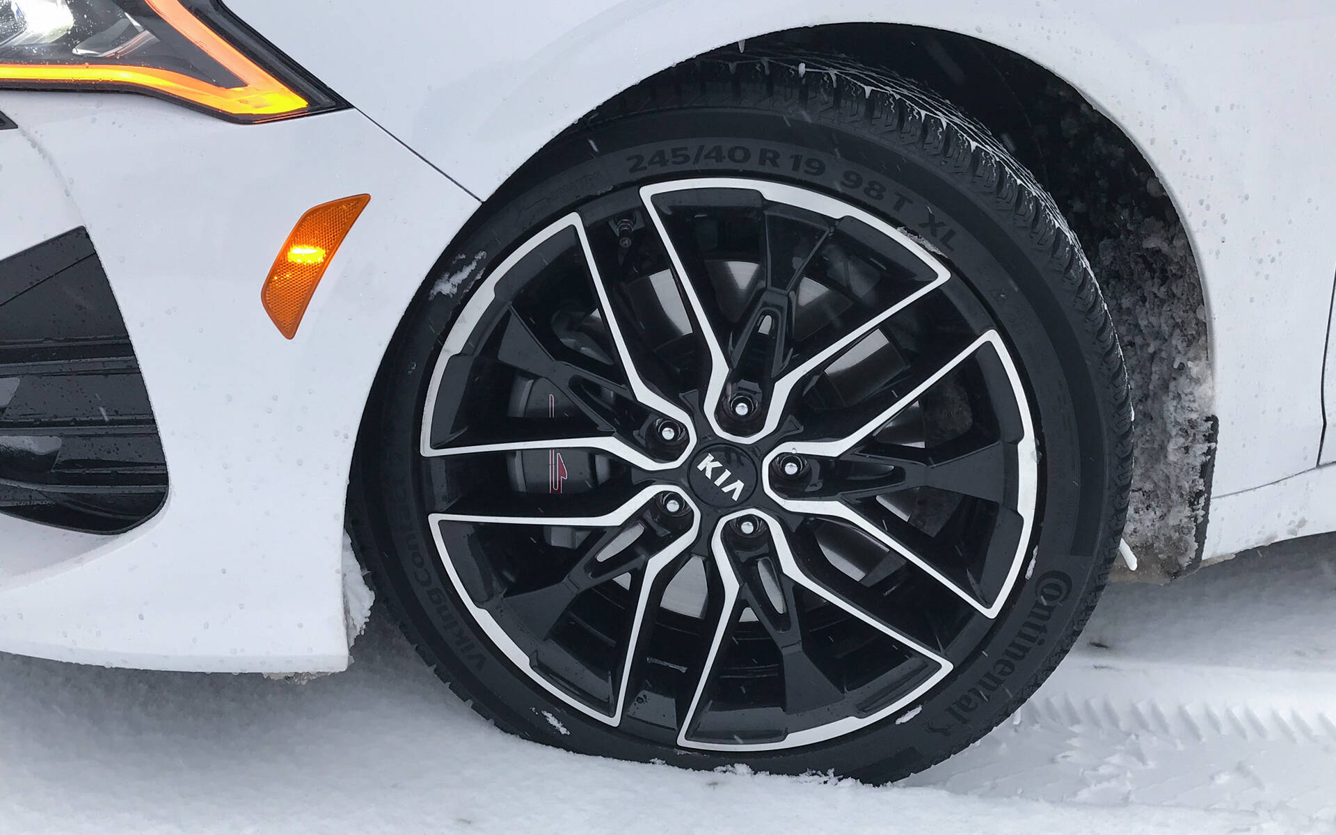 <p>La K5 GT sait tirer le meilleur du mordant de ses pneus d'hiver</p>