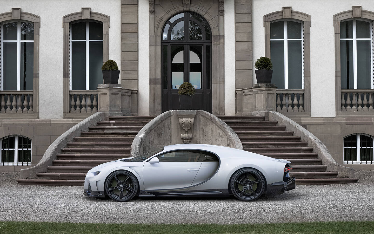 La Bugatti Bolide a l'air d'une Batmobile dans les rues de Milan