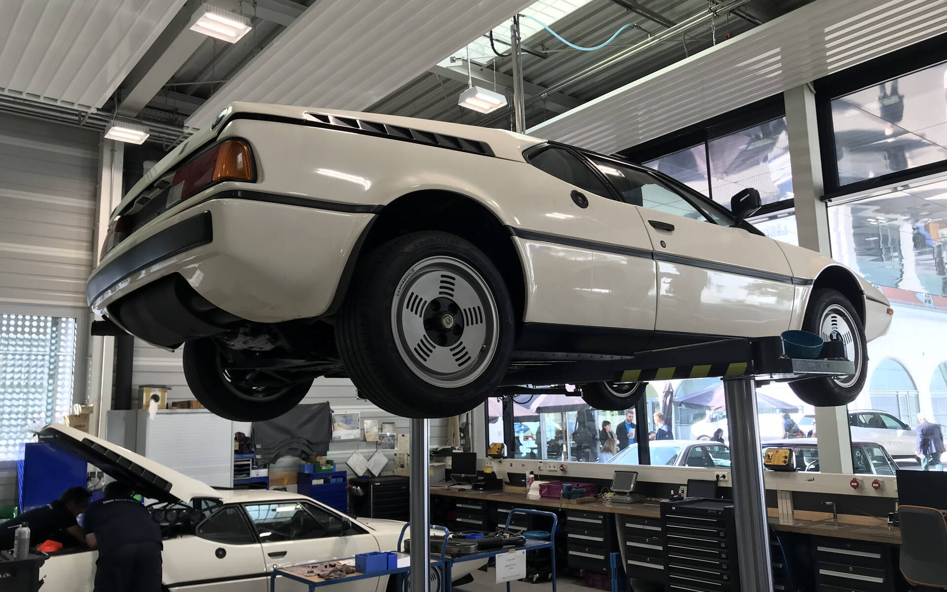 <p>BMW M1 dans l'atelier de BMW Classics.</p>

