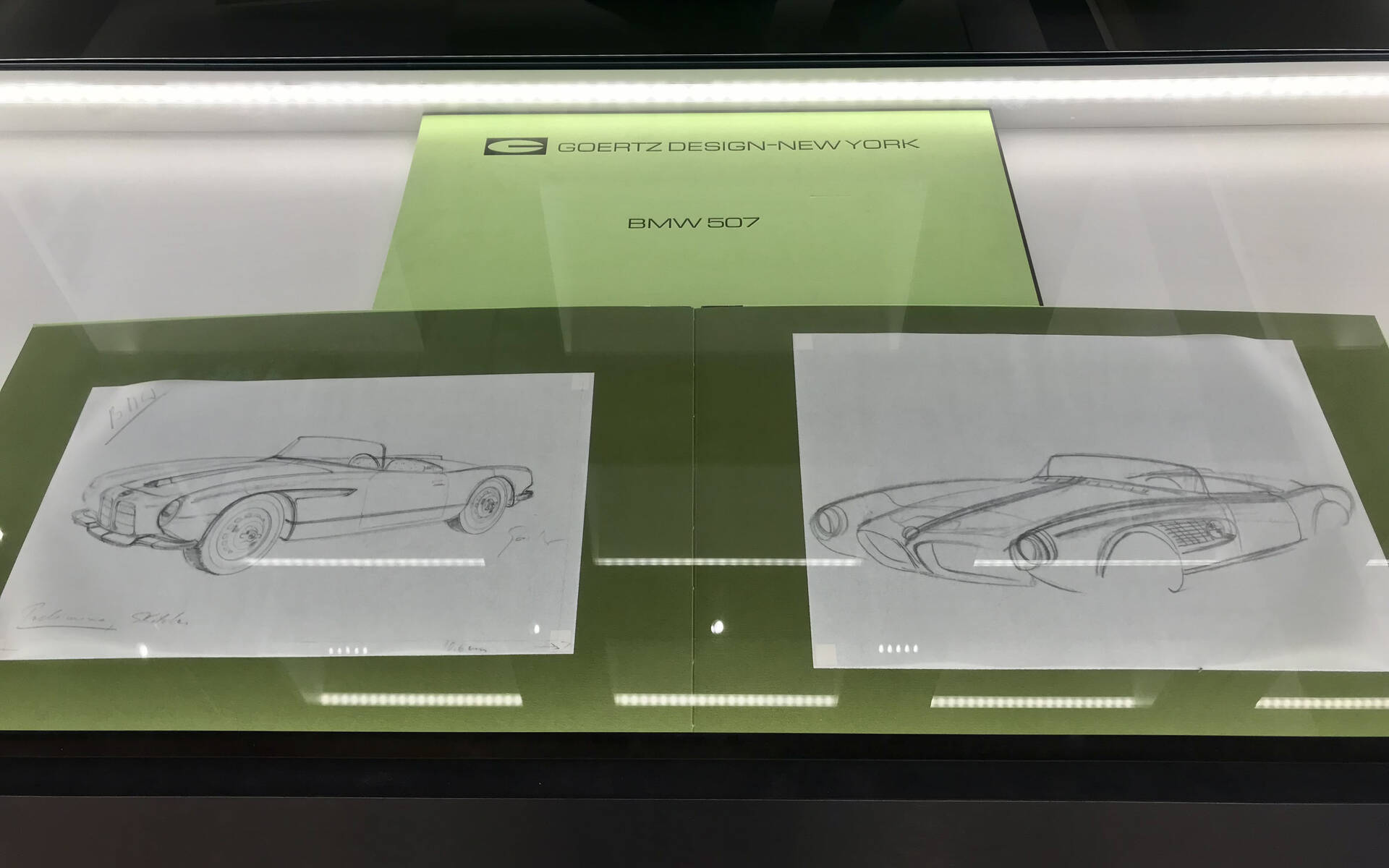 <p>Sketches de design de la fabuleuse BMW 507</p>