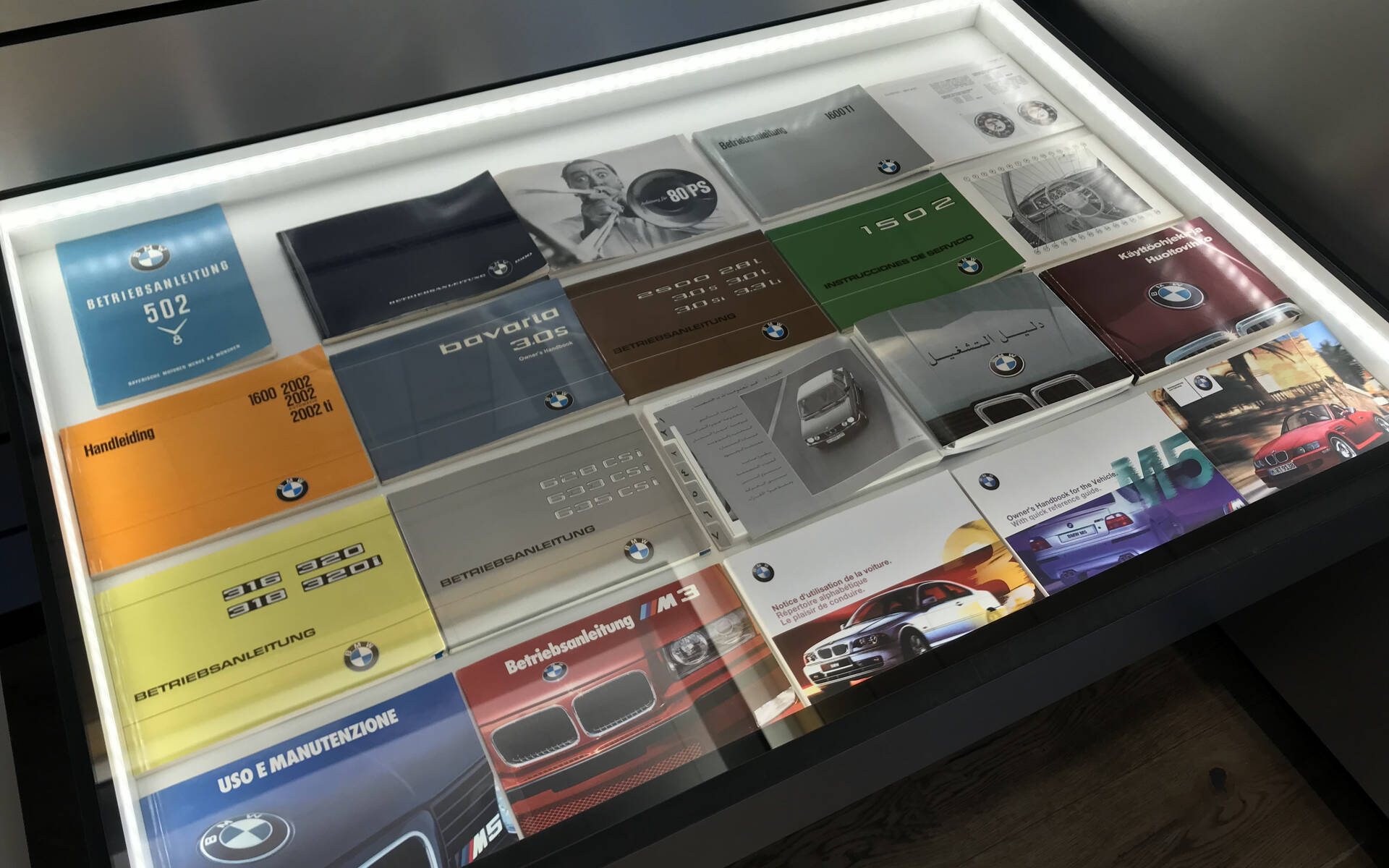 <p>Plusieurs exemples de manuels du propriétaire de voitures BMW</p>