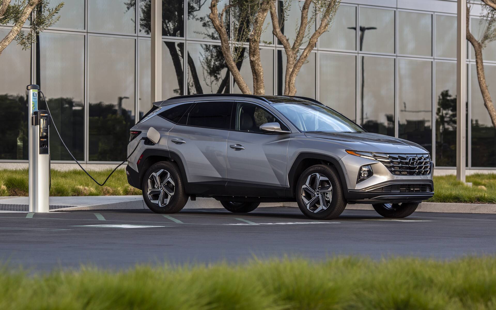 Hyundai Tucson Hybride rechargeable en train de se recharger sur une borne publique