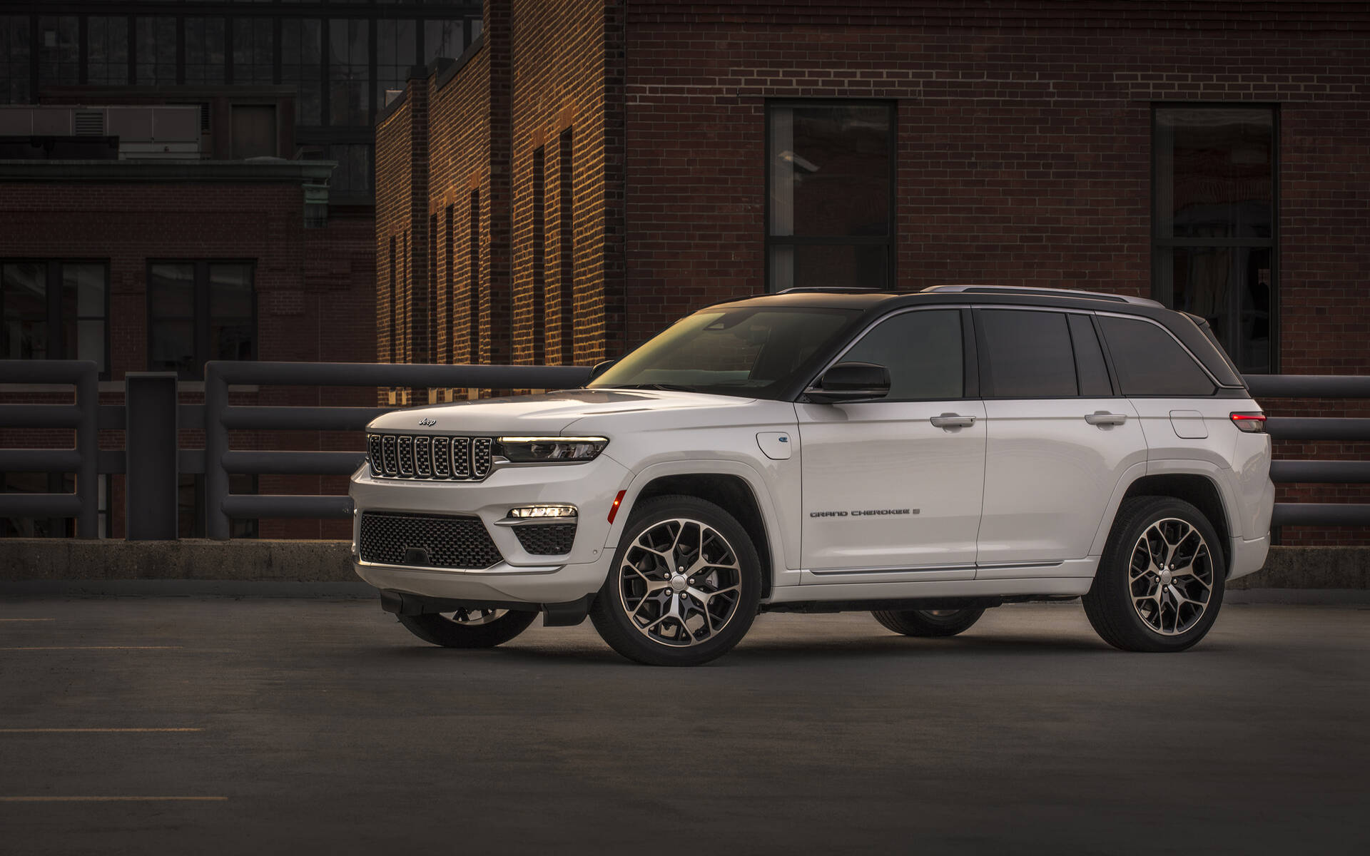 White jeep grand cherokee with black roof new arrivals