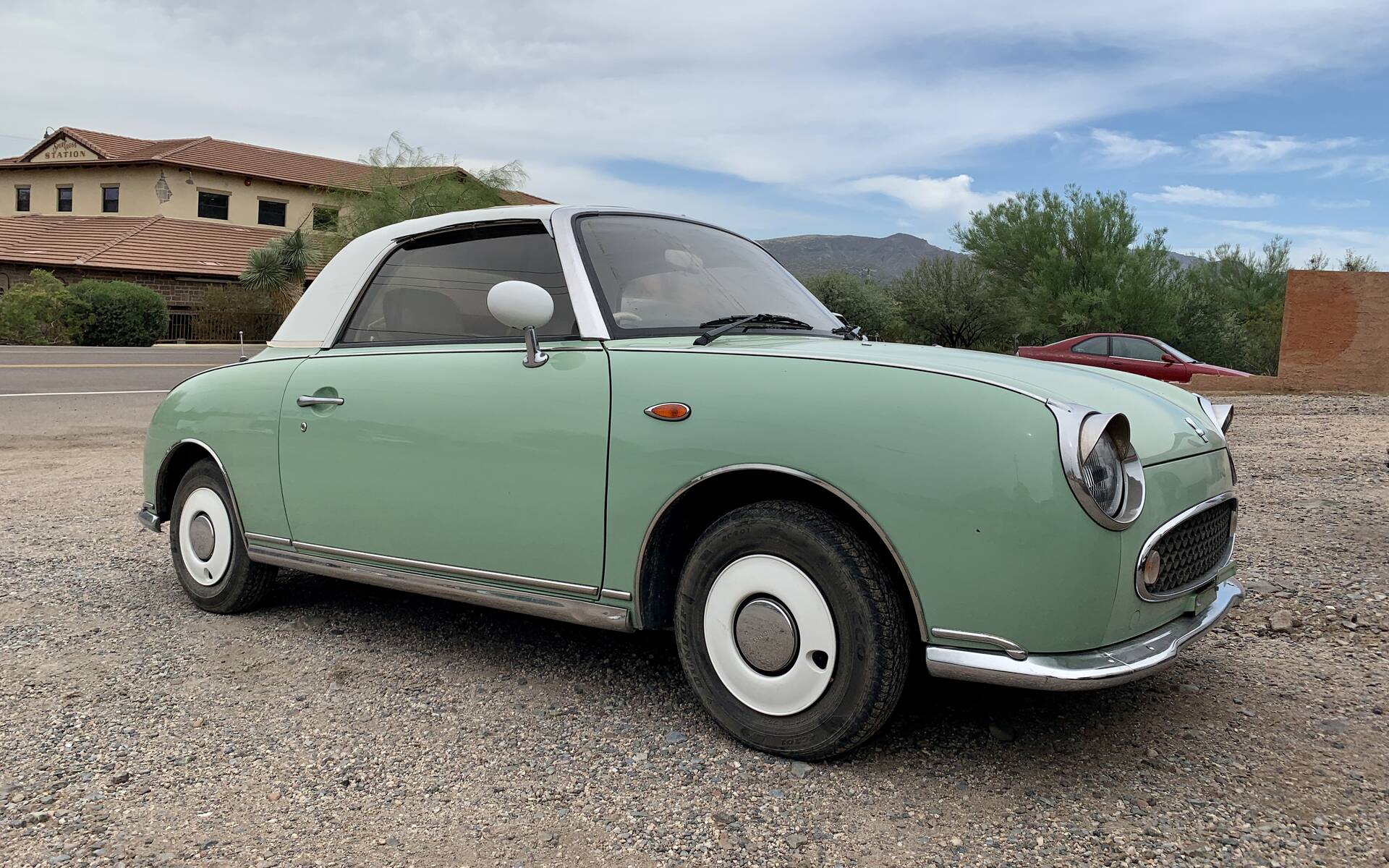 <p><strong>Nissan Figaro</strong></p>