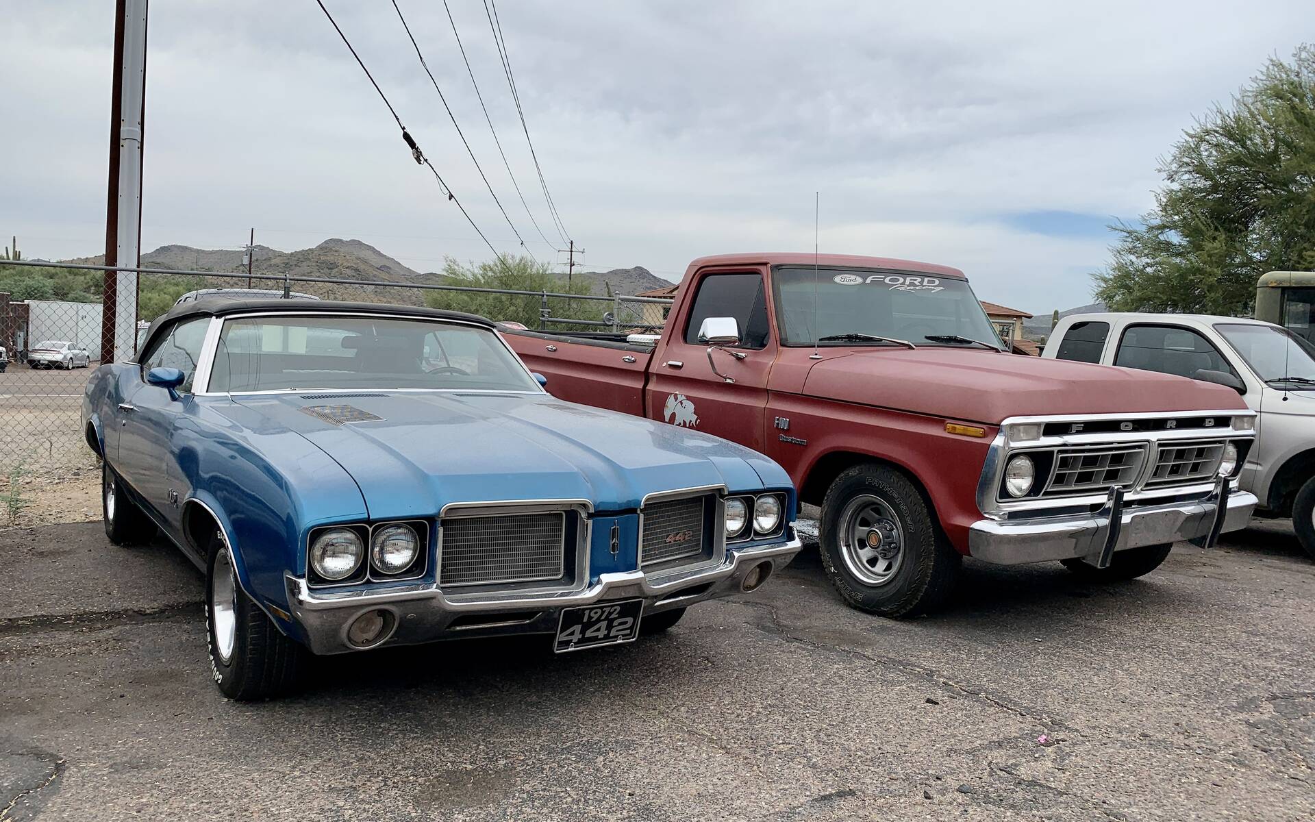 <p><strong>Oldsmobile 442 et Ford F-100</strong></p>