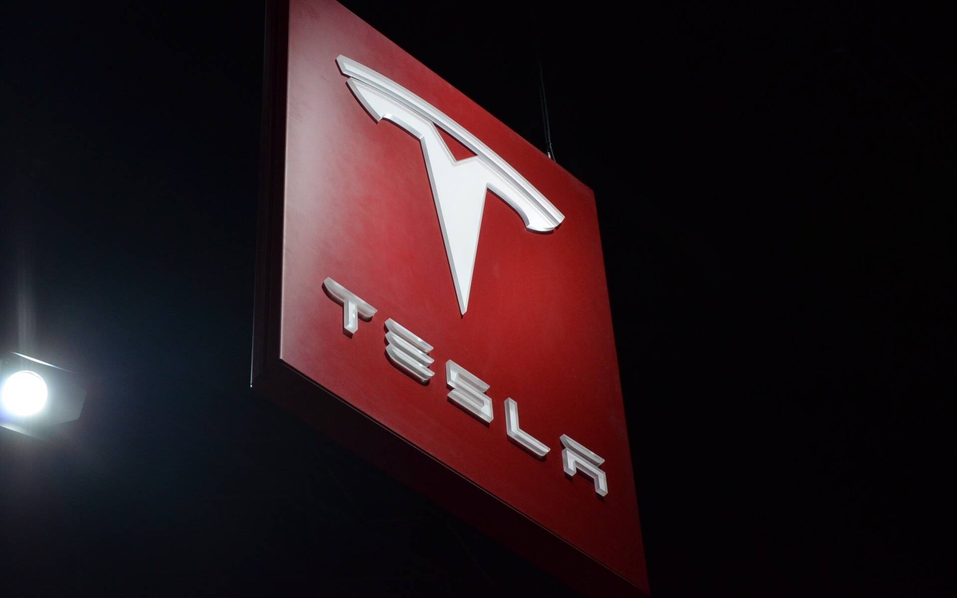 Tesla : une commande de 100 000 voitures du loueur Hertz 492656-tesla-une-commande-de-100-000-voitures-et-1-000-milliards-de-dollars-a-wall-street