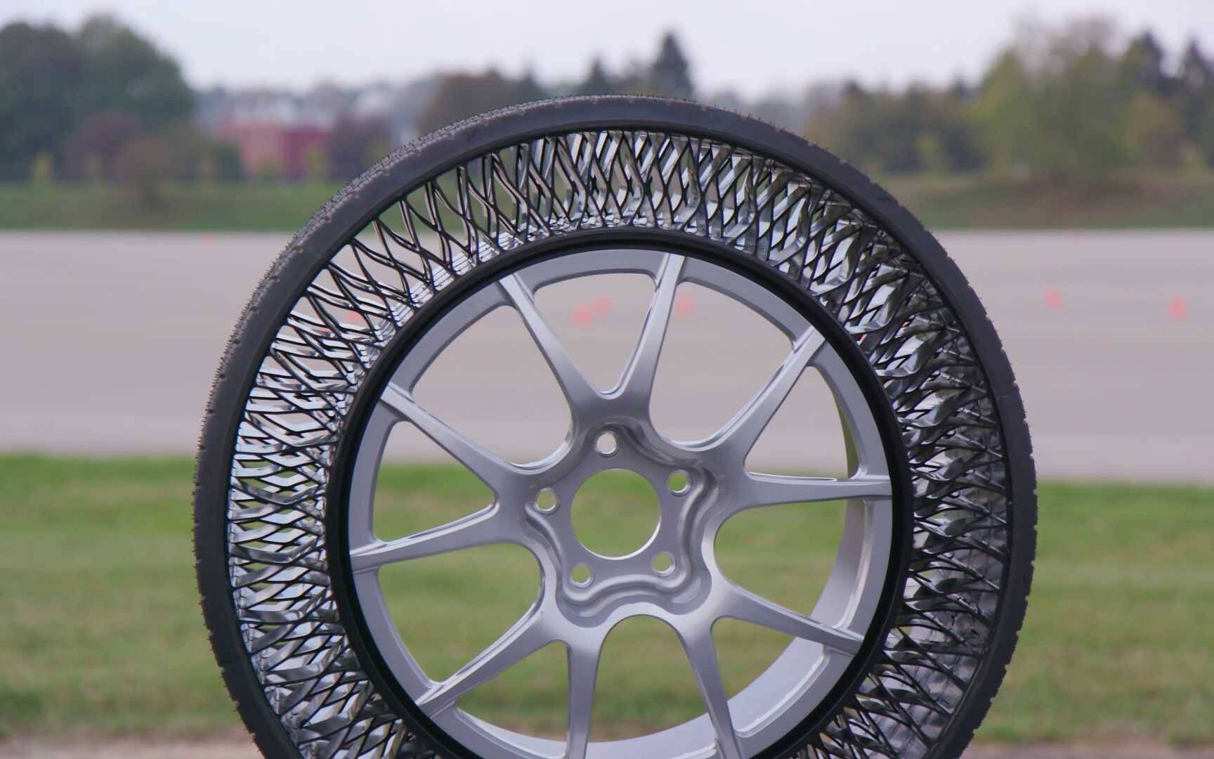Goodyear teste son propre pneu sans air sur une Tesla Model 3 494927-goodyear-teste-son-propre-pneu-sans-air-sur-une-tesla-model-3