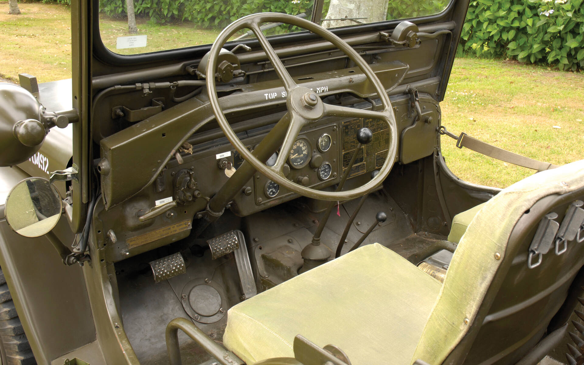 <p>Vue intérieure du Willys M38 (1950-1952).</p>