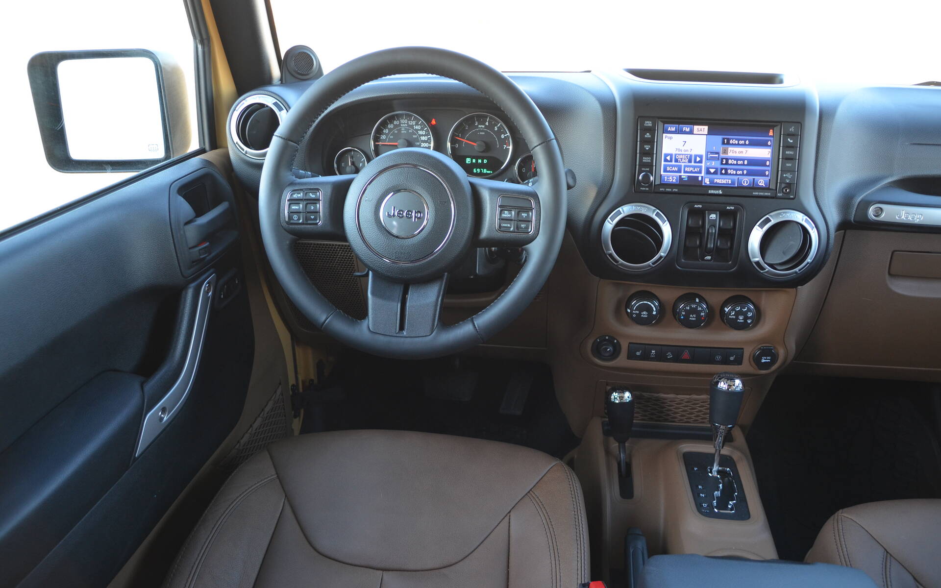 <p>Vue de l'intérieur du Jeep Wrangler Sahara 2014.</p>