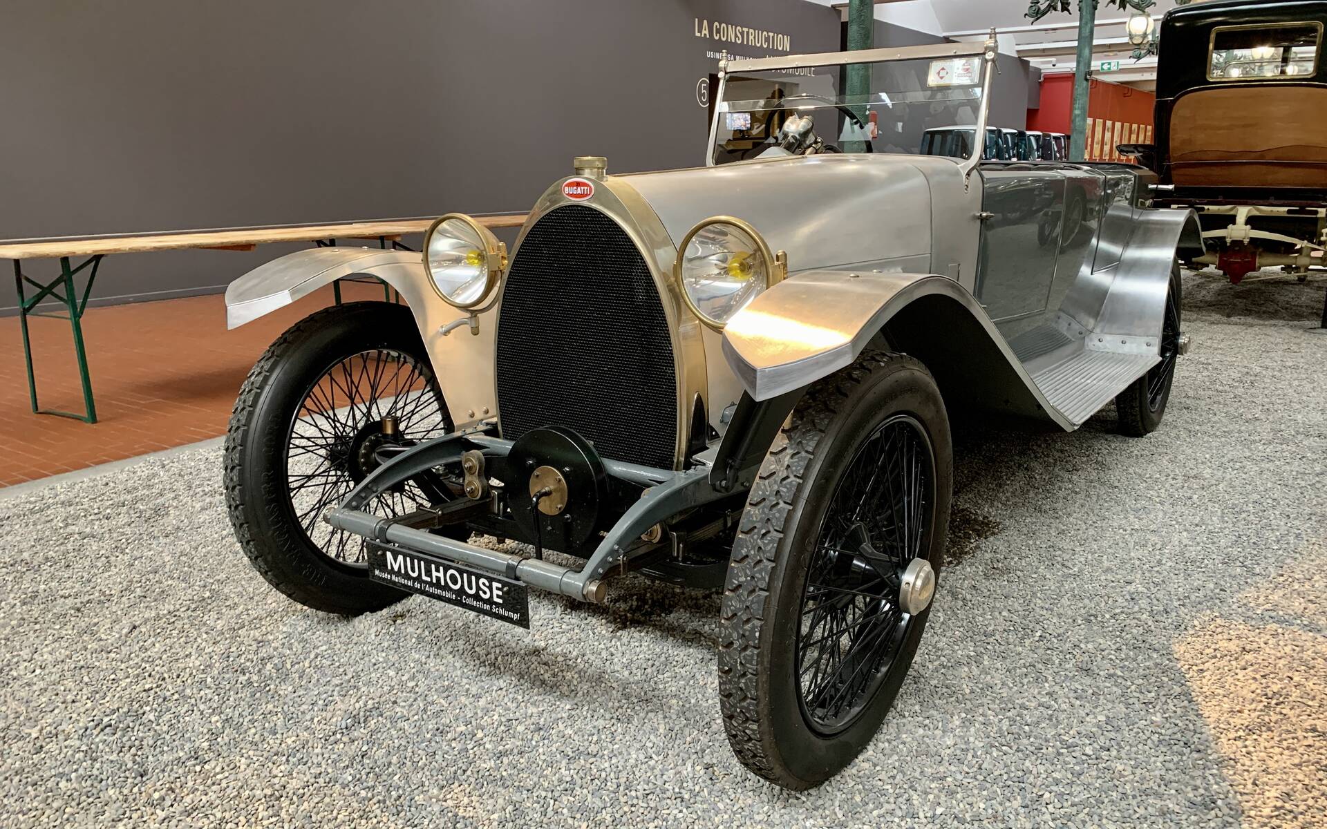 En photos : une centaine de Bugatti réunies dans un même musée 503055-en-photos-des-dizaines-de-bugatti-reunies-dans-un-meme-musee
