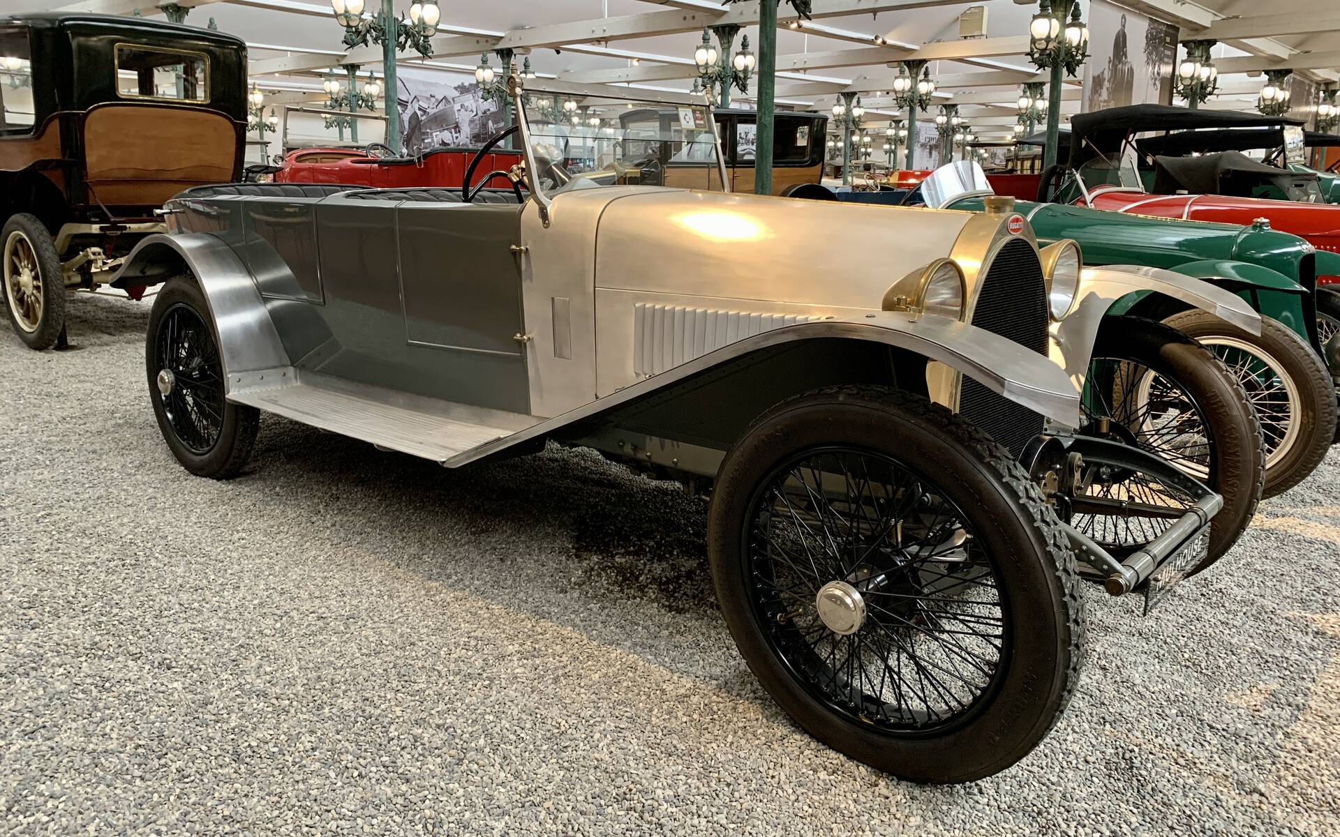 En photos : une centaine de Bugatti réunies dans un même musée 503056-en-photos-des-dizaines-de-bugatti-reunies-dans-un-meme-musee
