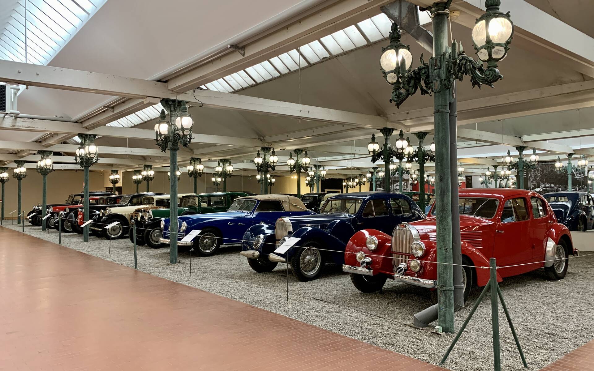 En photos : une centaine de Bugatti réunies dans un même musée 503057-en-photos-des-dizaines-de-bugatti-reunies-dans-un-meme-musee