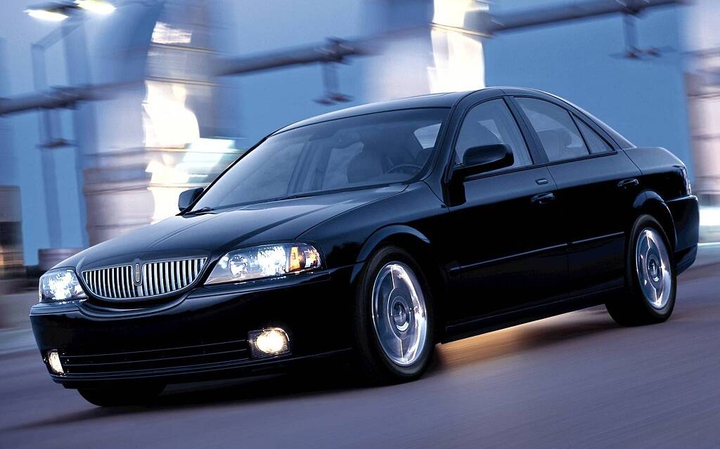 <p>La Lincoln LS voit sa calandre modifiée pour le restylage de 2003.</p>