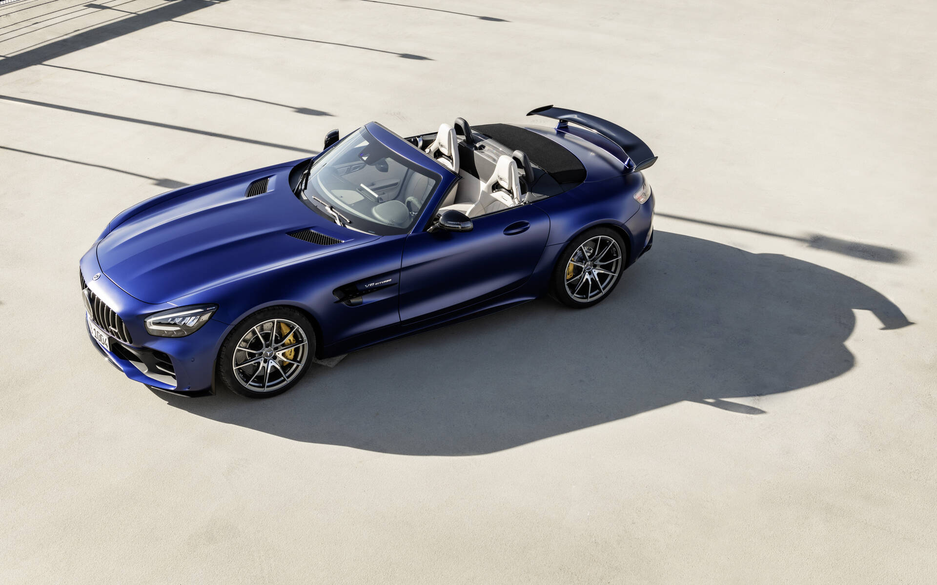<p><strong>Mercedes-AMG GT Roadster</strong></p>