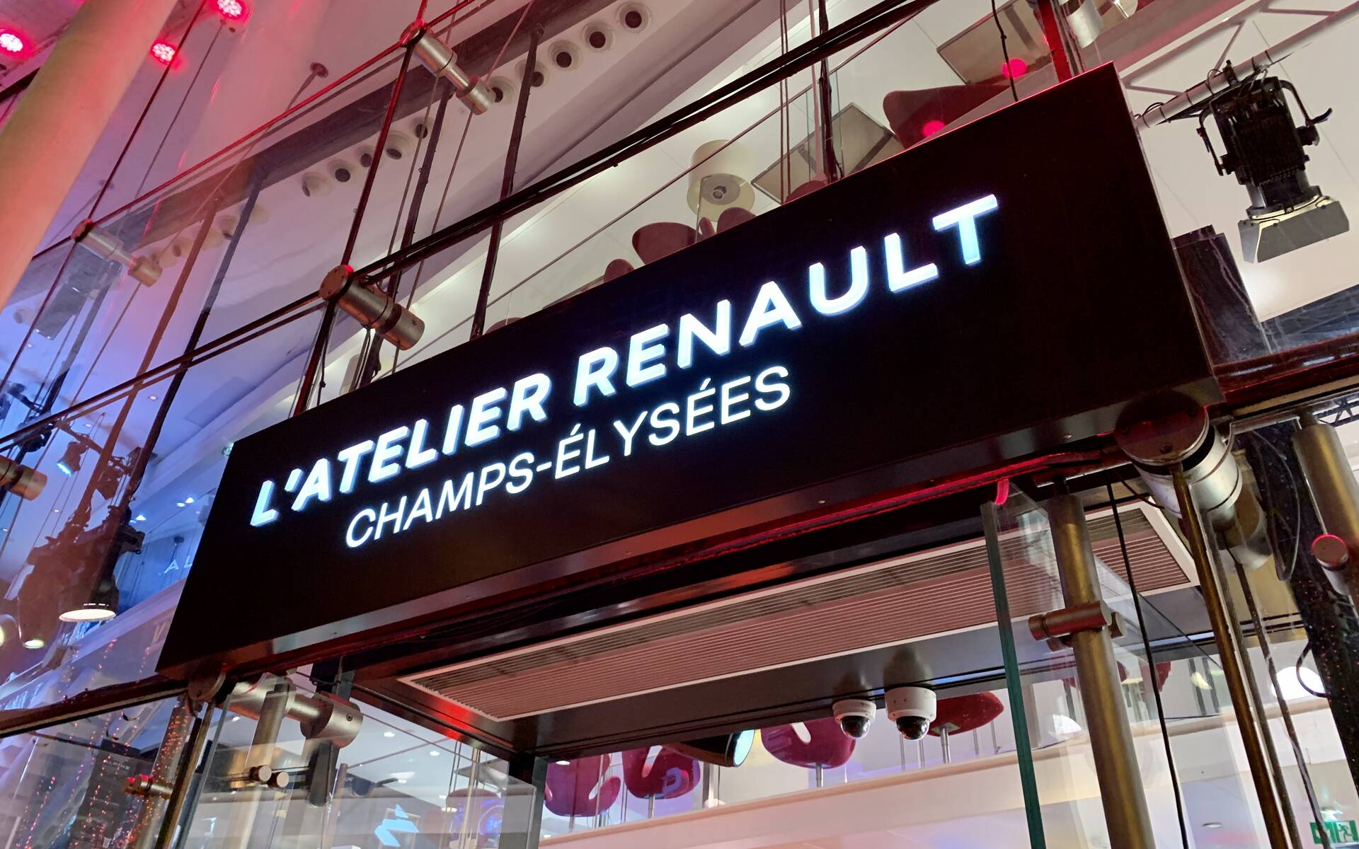 <p><strong>L'Atelier Renault sur les Champs-Élysées </strong></p>