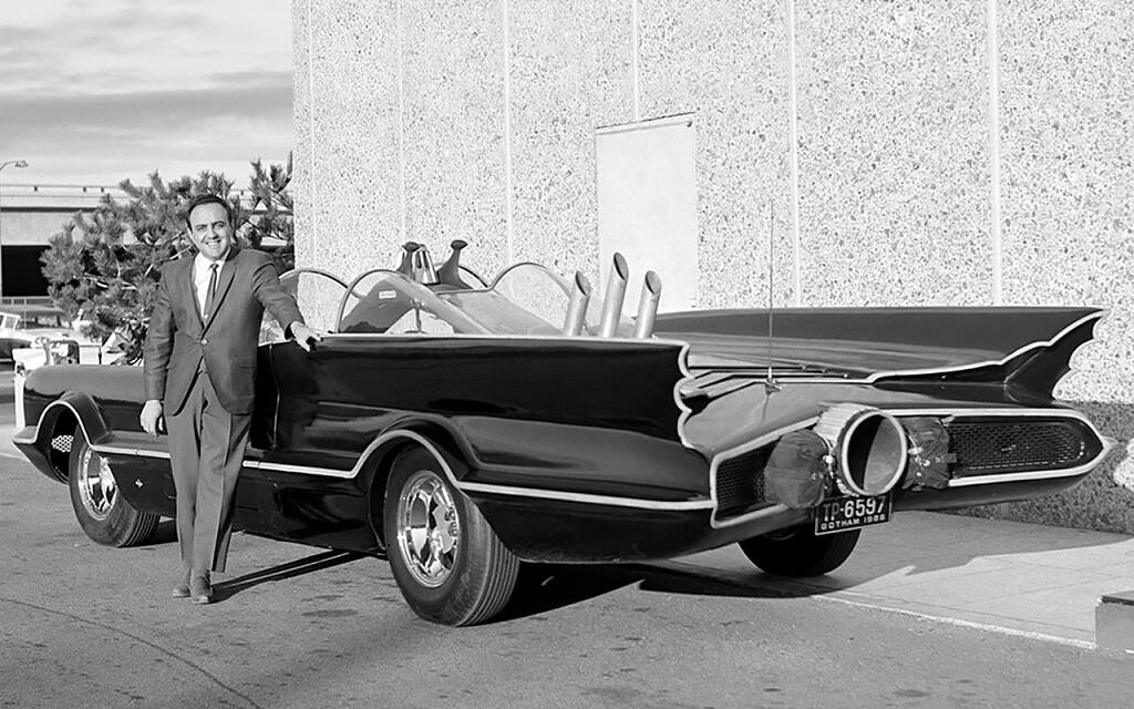 <p>George Barris devant la Batmobile.</p>