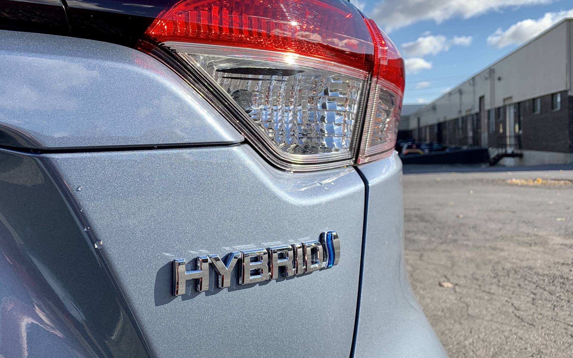 Hausse du prix de l'essence : garder sa voiture ou acheter une hybride?