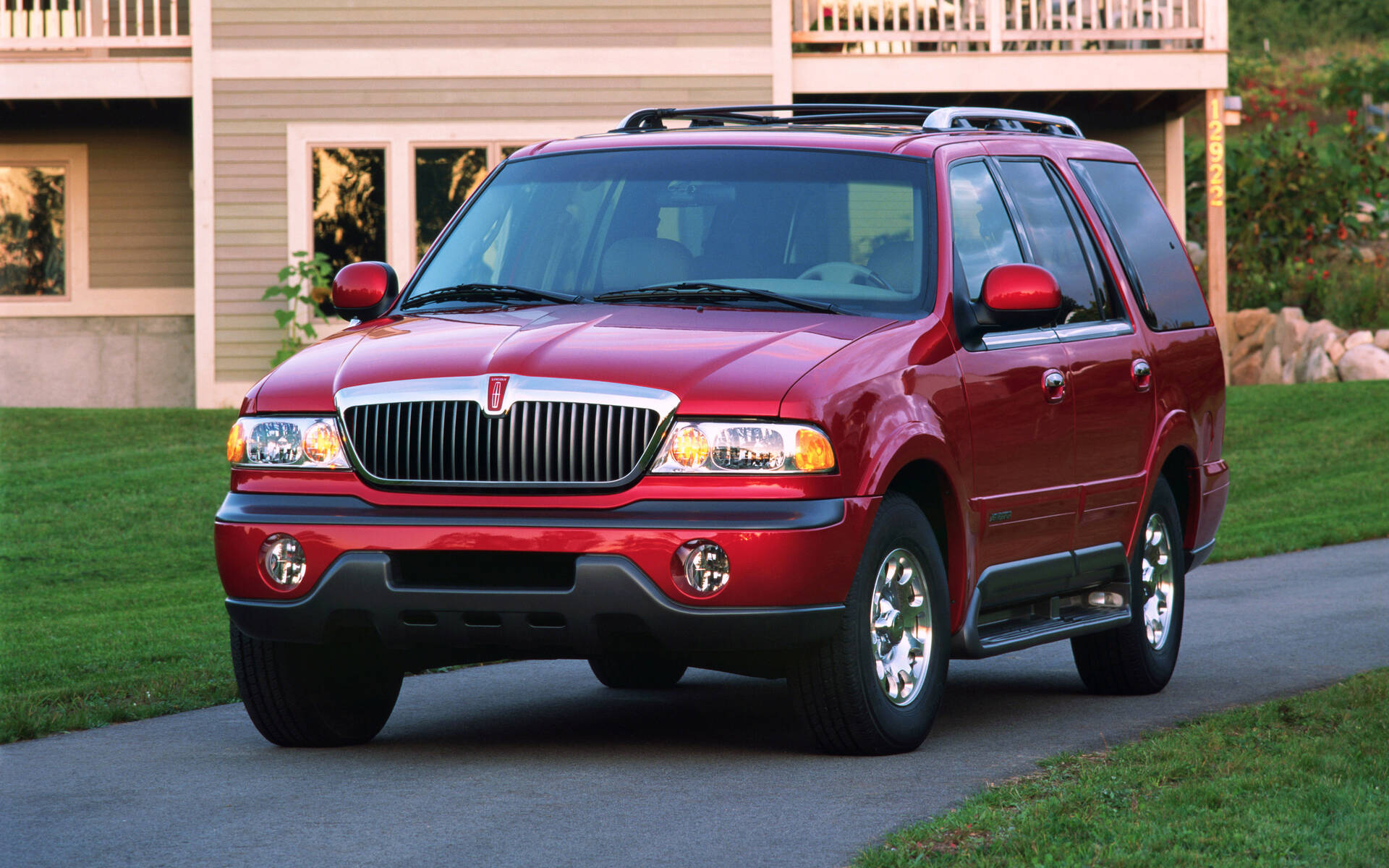 <p>1998 Lincoln Navigator, the brand's first SUV.</p>