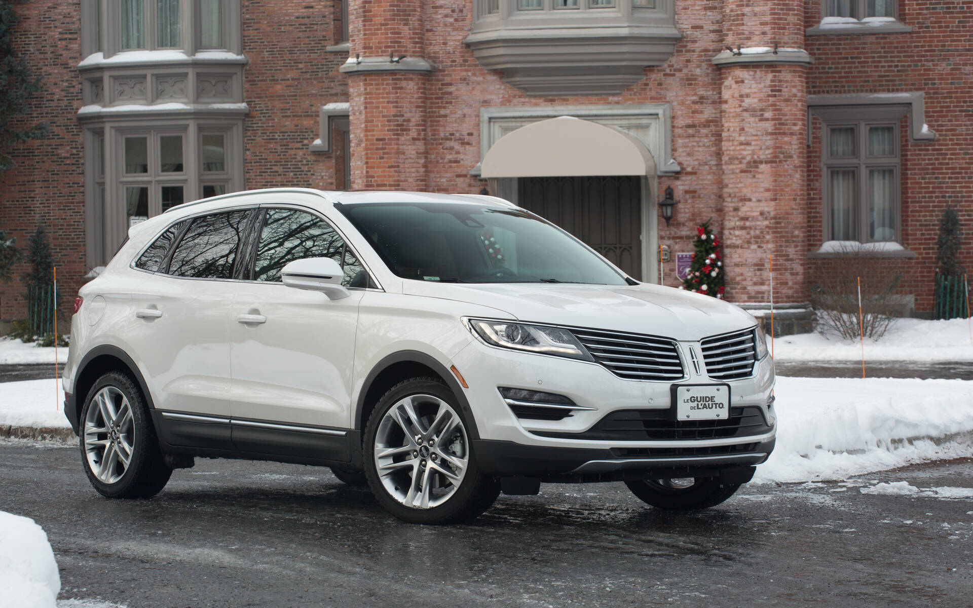 <p>2015 Lincoln MKC, a compact SUV based on the Ford Escape.</p>