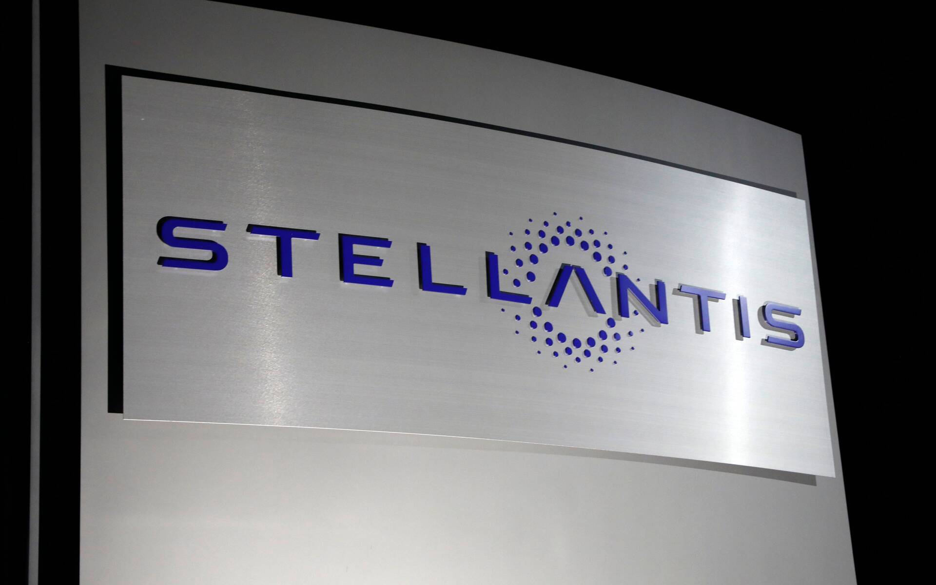 Stellantis annonce une usine de batteries de véhicules électriques en Ontario