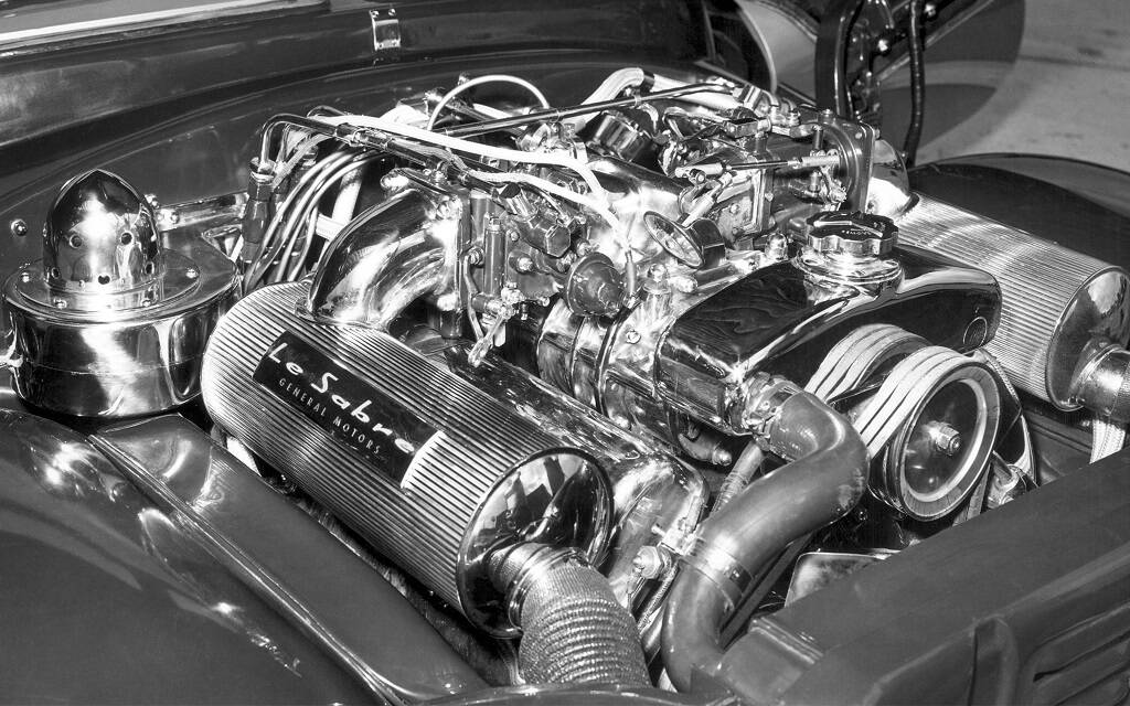 <p>Le V8 a été développé pour la LeSabre et la Buick XP-300.</p>