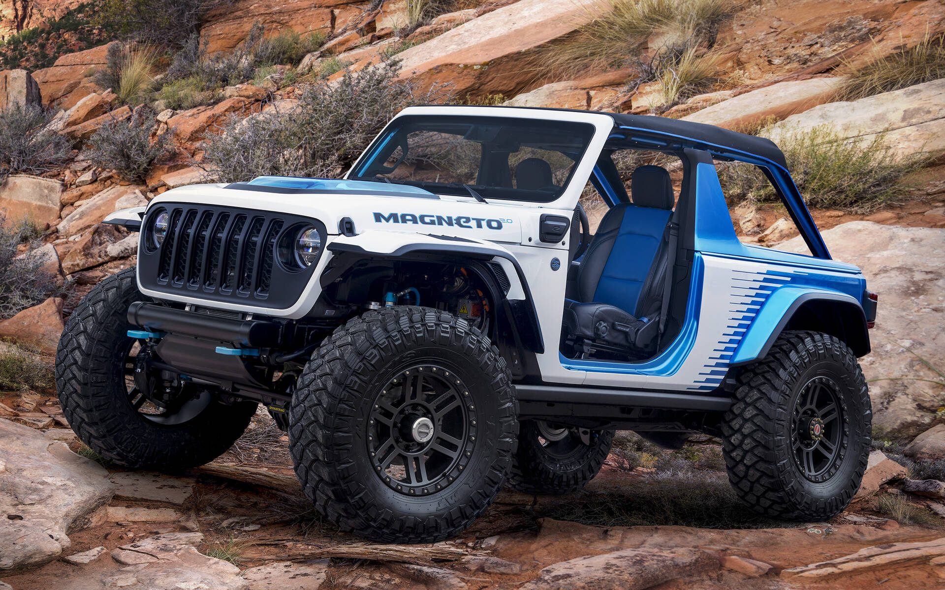 JEEP Wrangler Sahara grise avec personnage et moto cross