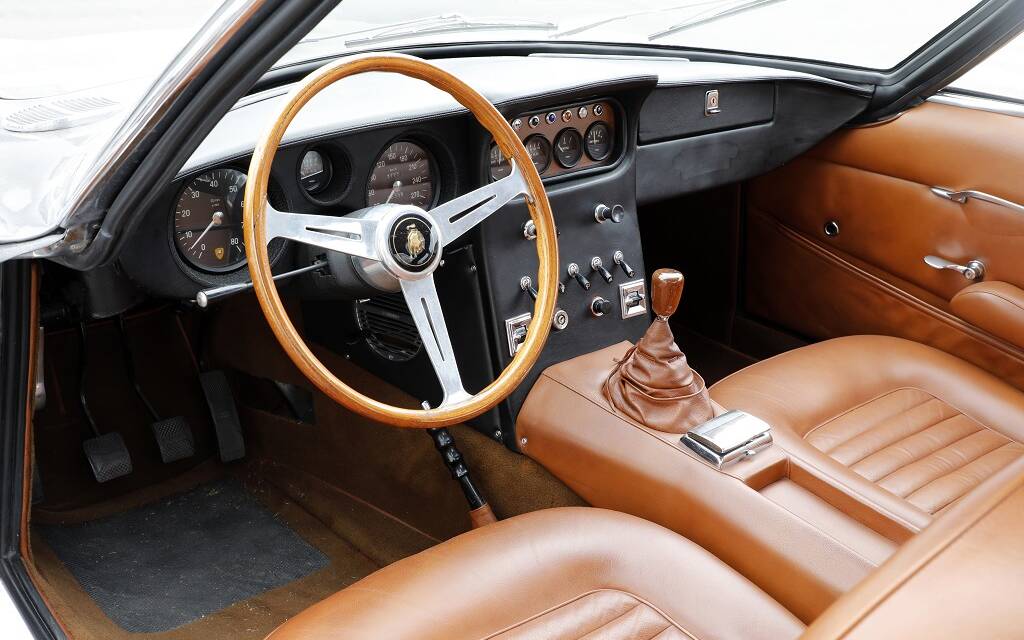 <p>L'intérieur de la 400 GT invite au voyage.</p>