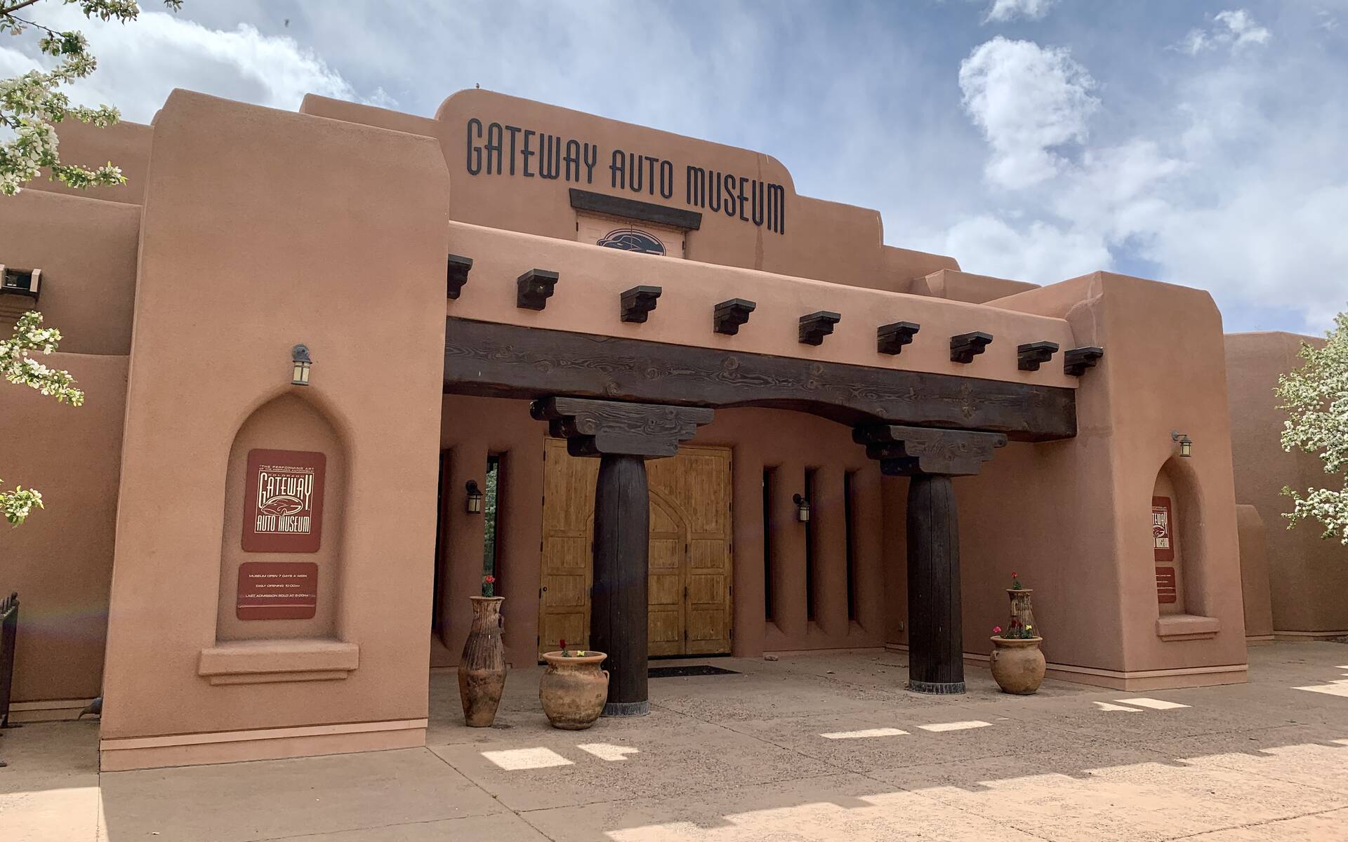 <p><strong>Gateway Automobile Museum</strong></p>