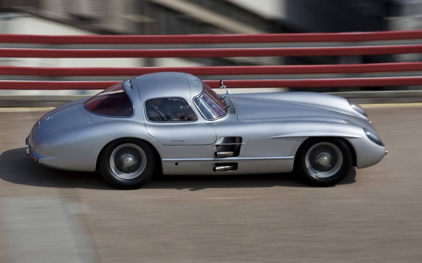 Une Mercedes-Benz Silver Arrow aurait été vendue pour 182 M$ 524030-une-mercedes-benz-300-slr-uhlenhaut-1956-aurait-ete-vendue-pour-182-millions