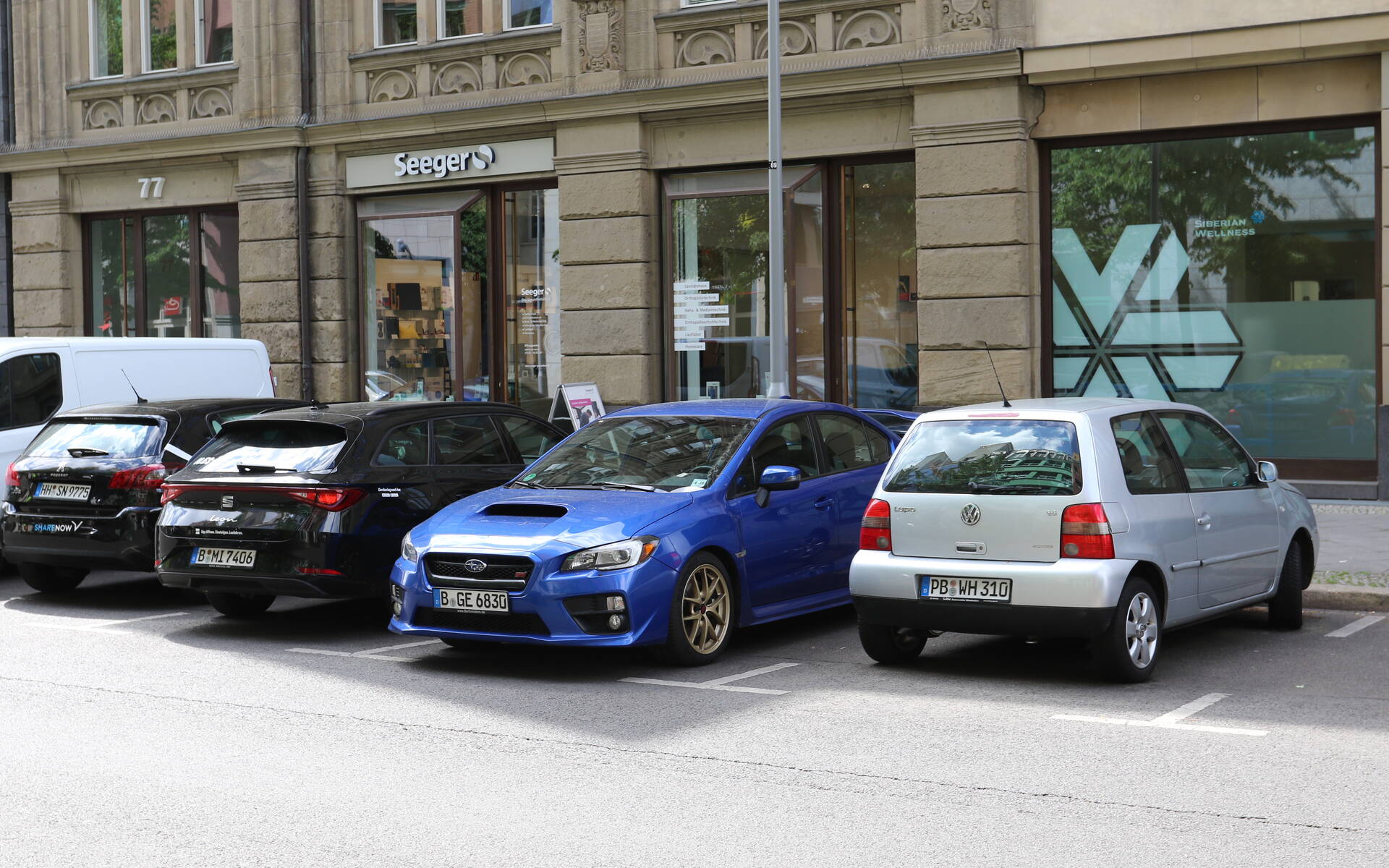 <p>Une Subaru STI entourée par une Seat Leon et une Volkswagen Lupo.</p>