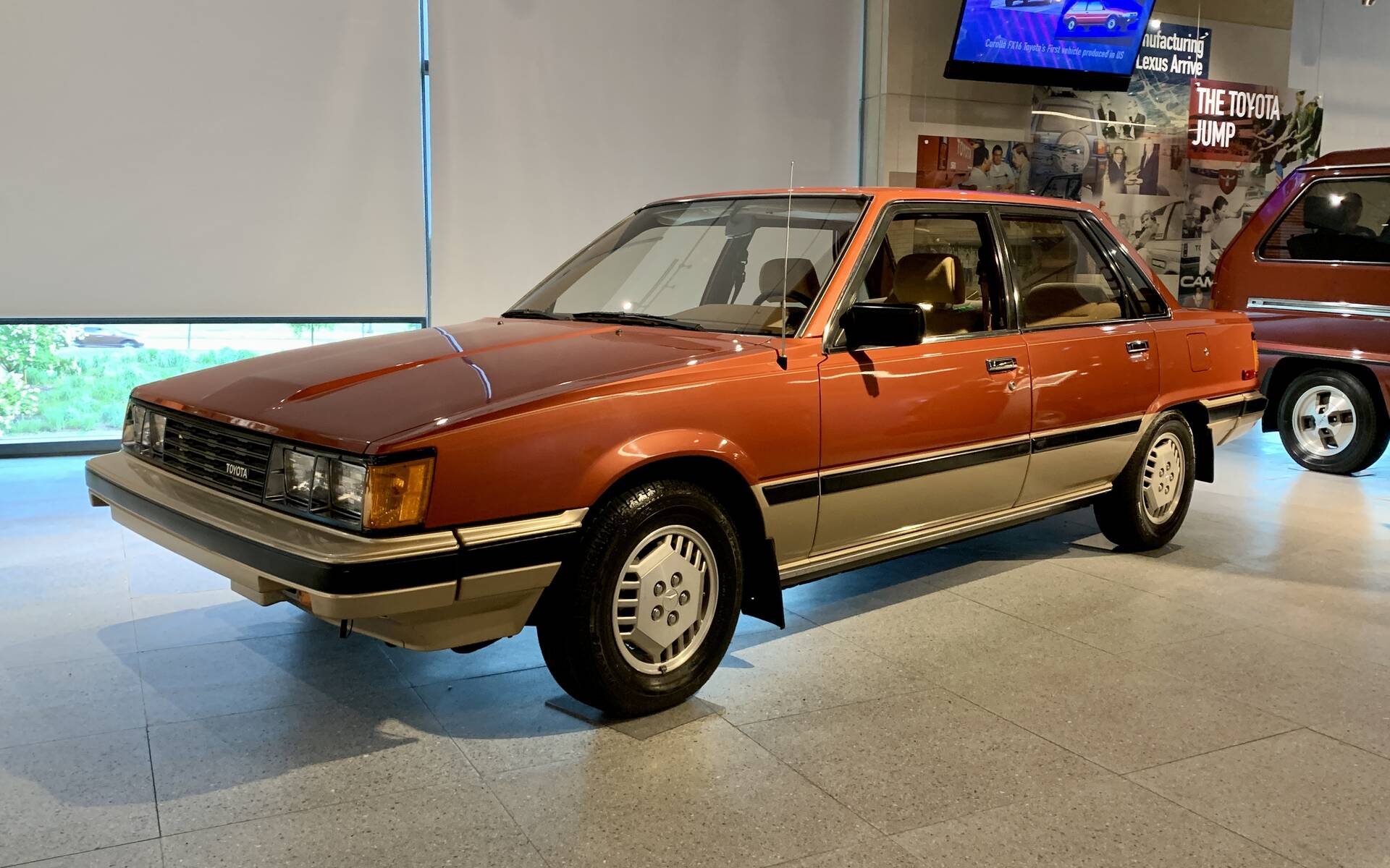 <p><strong>Toyota Camry 1983</strong></p>