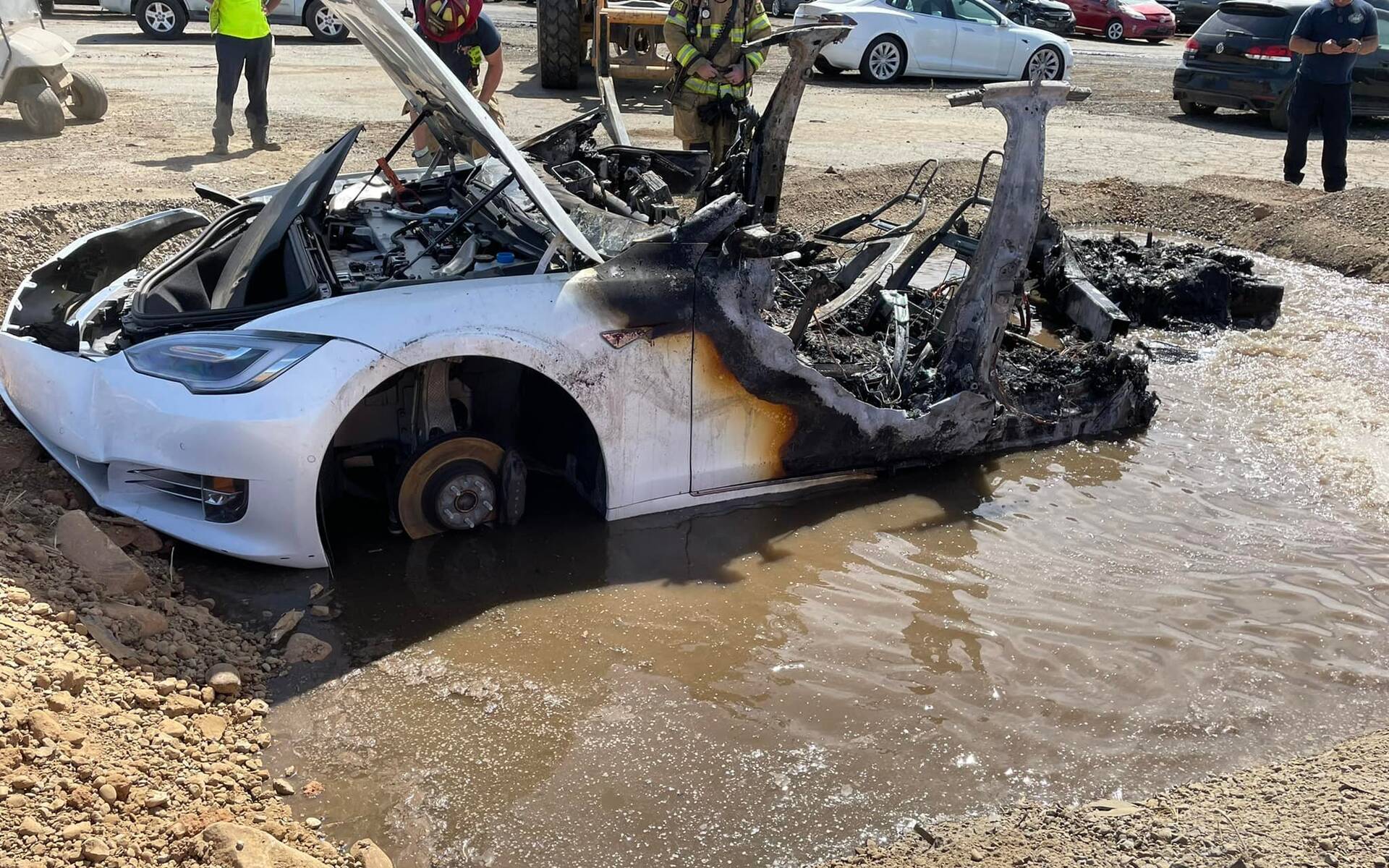 Les feux de voitures électriques, un nouveau défi pour les pompiers - Guide  Auto