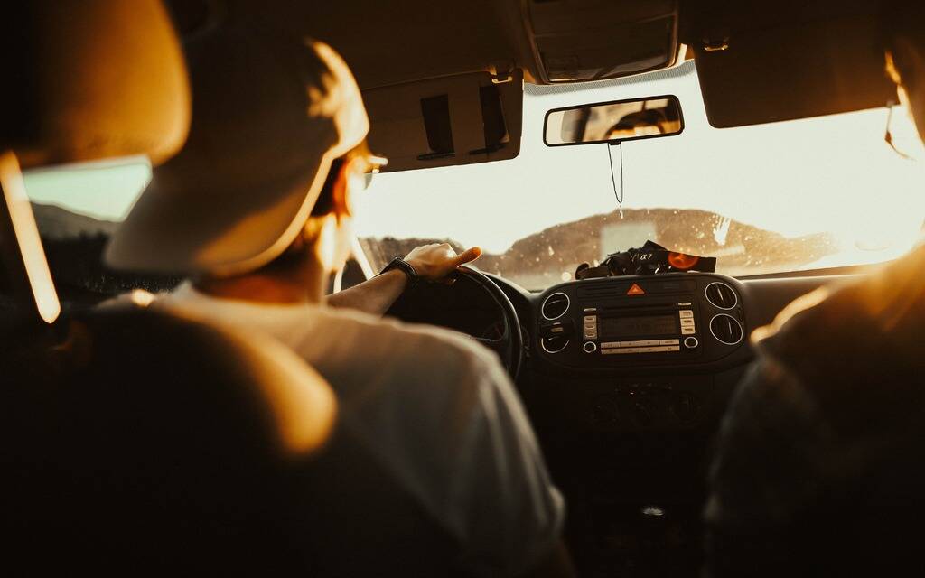 Chat Cool Dans Des Lunettes De Soleil Assis Derrière Le Volant D'une Voiture  Lumière Solaire Positive Voyage Permis De Voiture Généré Par Ai Banque  D'Images et Photos Libres De Droits. Image 205972956