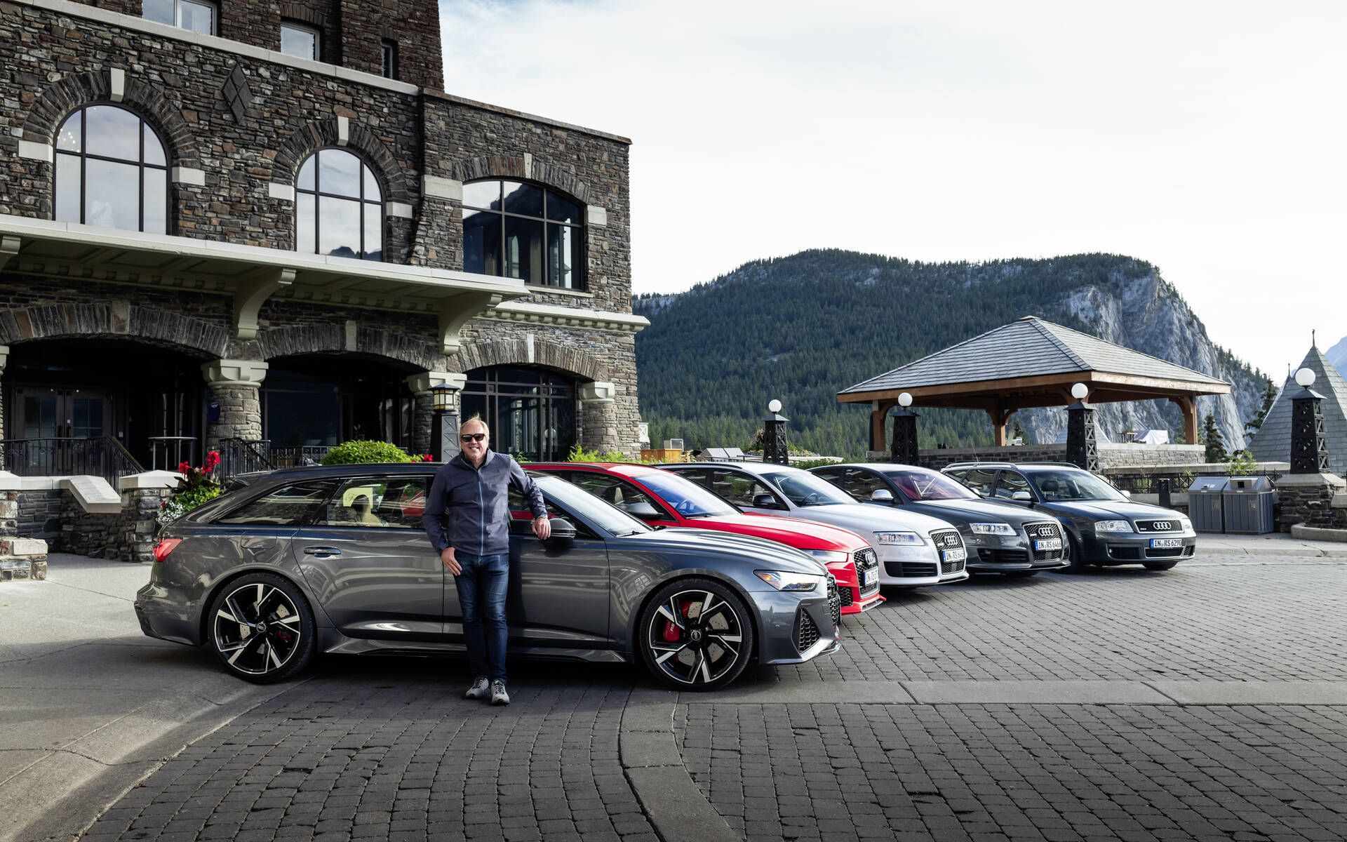 <p>Gabriel Gélinas et les quatre générations de la Audi RS6</p>