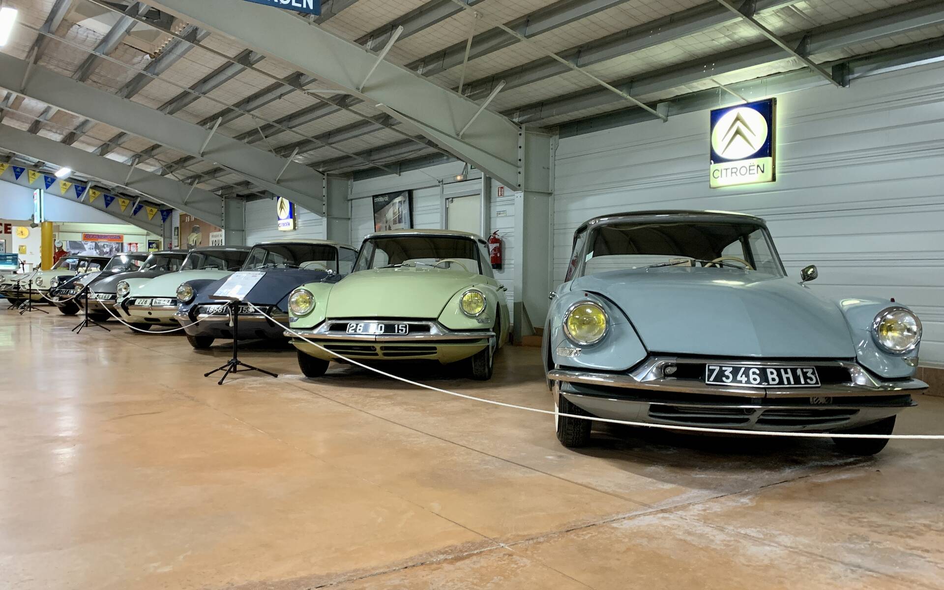 Photos: plus de 100 Citroën d'exception réunies dans un musée en France 543090-photos-plus-de-100-citroen-d-exception-reunies-dans-un-musee-en-france