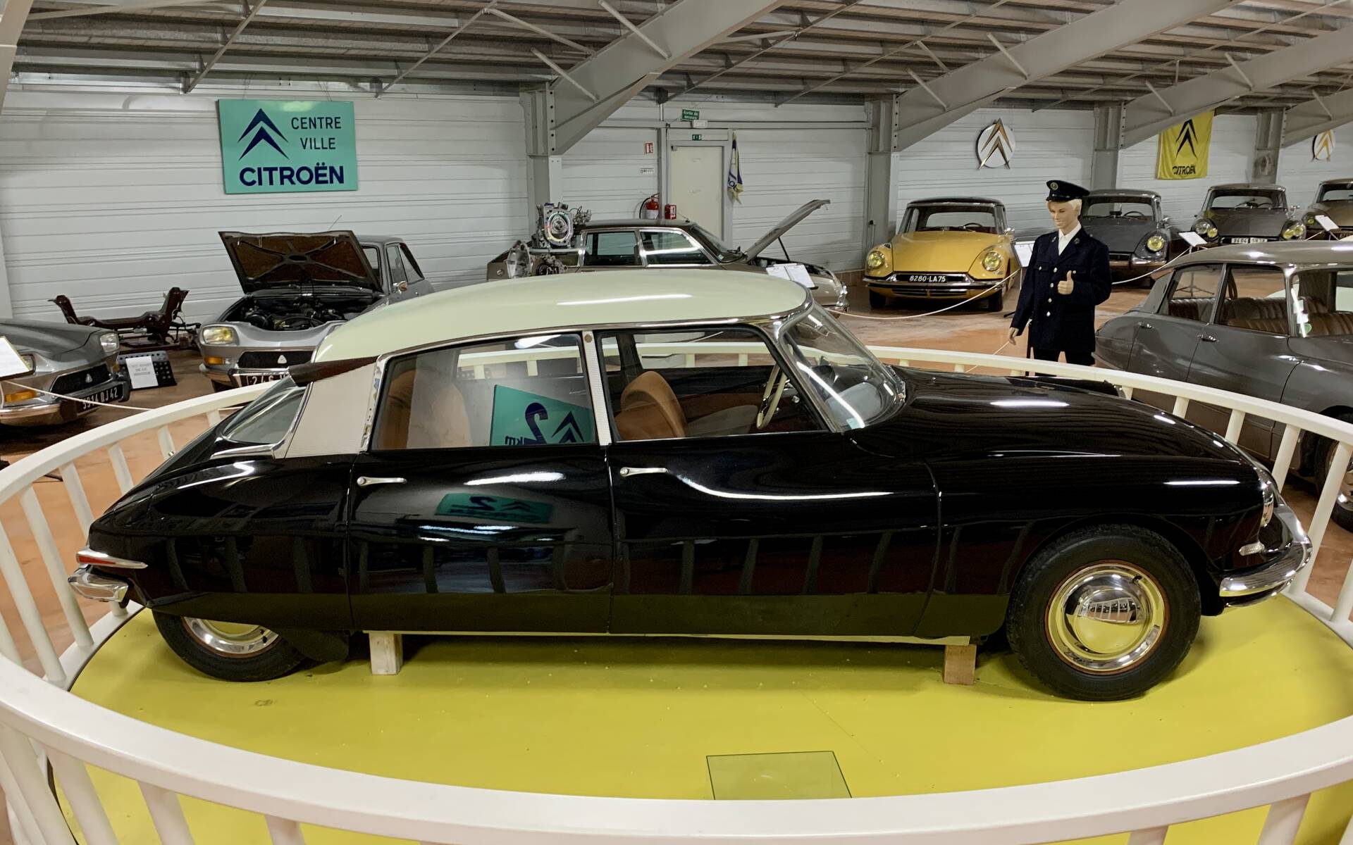 32 - Photos: plus de 100 Citroën d'exception réunies dans un musée en France 543145-photos-plus-de-100-citroen-d-exception-reunies-dans-un-musee-en-france