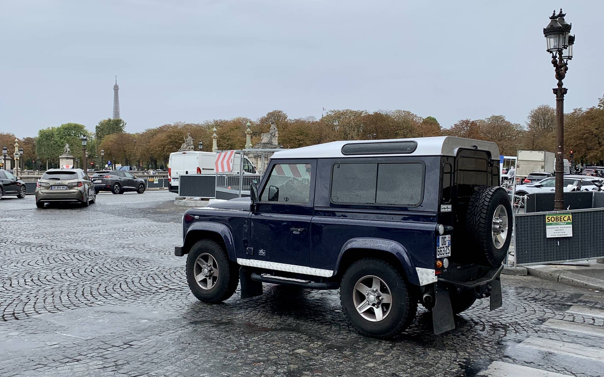 <p><strong>Land Rover Defender</strong></p>