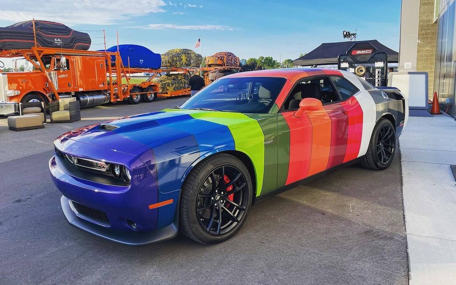 Une Dodge Challenger pour ceux qui n’arrivent pas à choisir la couleur 546059-une-dodge-challenger-pour-ceux-qui-n-arrivent-pas-a-choisir-la-couleur