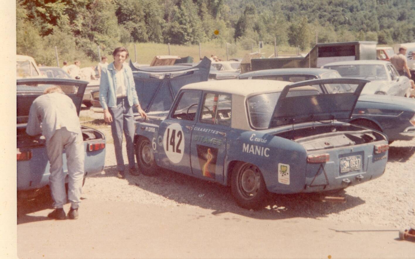<p>Maurice Gris avec sa Renault 8 Gordini au circuit Mont-Tremblant.</p>