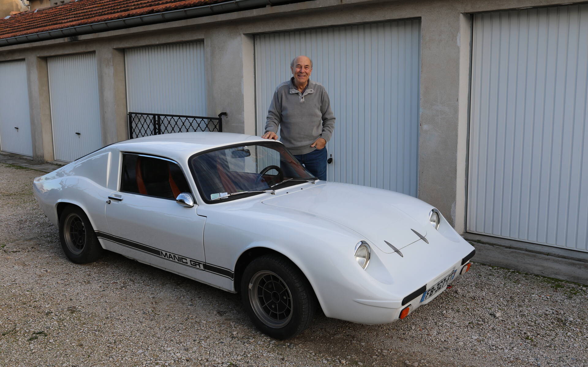 <p>Serge Soumille avec sa Manic GT, dans le sud de la France.</p>