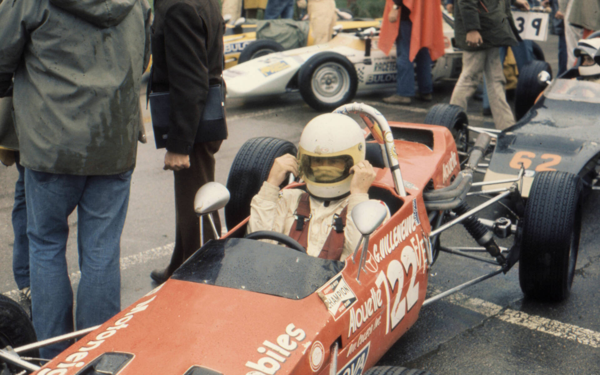 <p>Gilles Villeneuve dans sa Magnum de Formule Ford en 1973.</p>