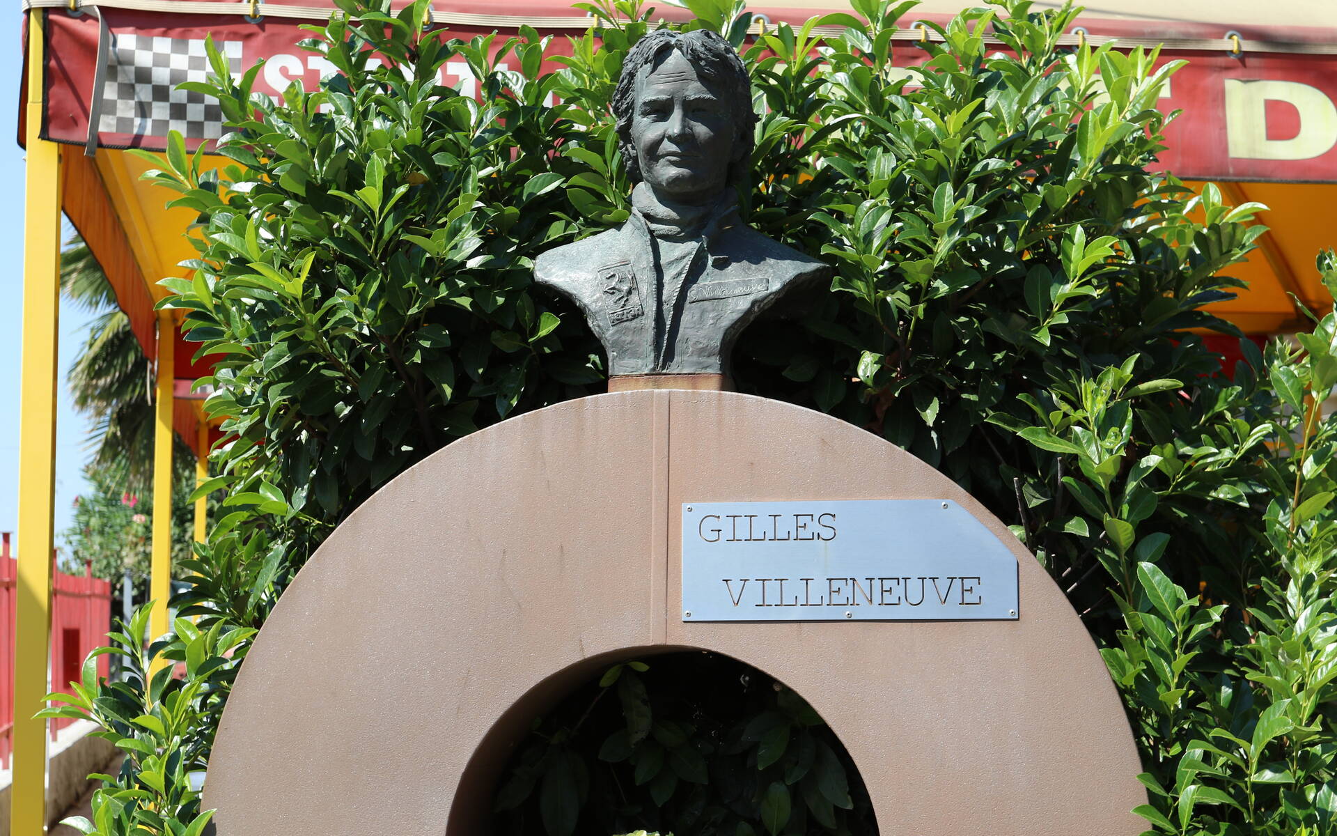 <p>Le buste de Gilles Villeneuve à l'entrée de la piste de Fiorano.</p>