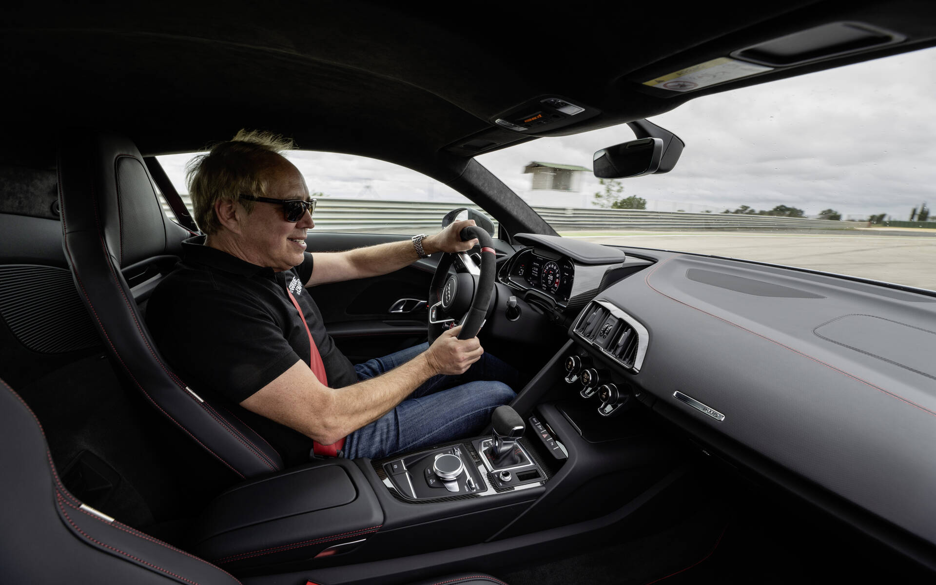 <p>Gabriel Gélinas au volant de la Audi R8 GT 2023 </p>